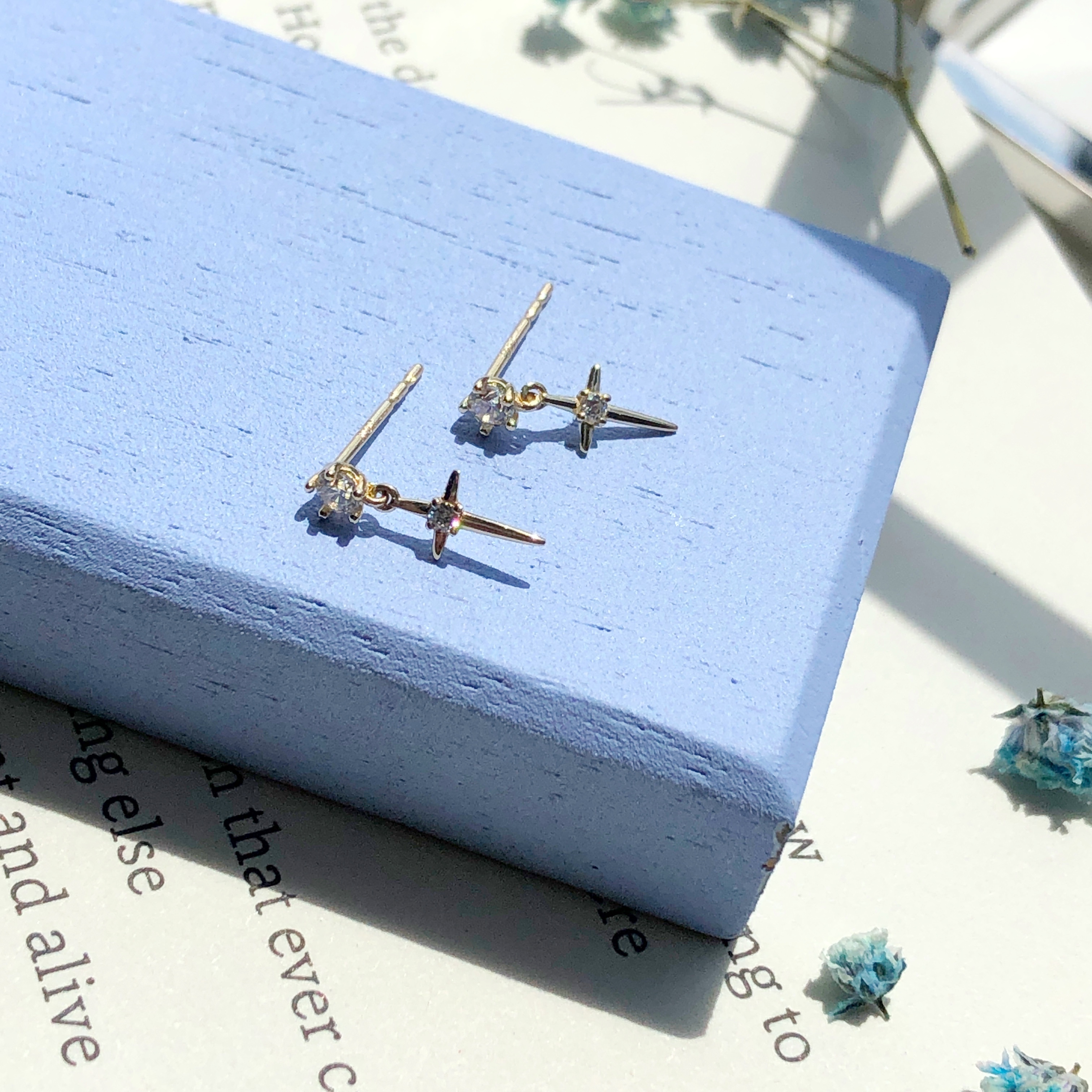 10K/垂墜十字架耳環