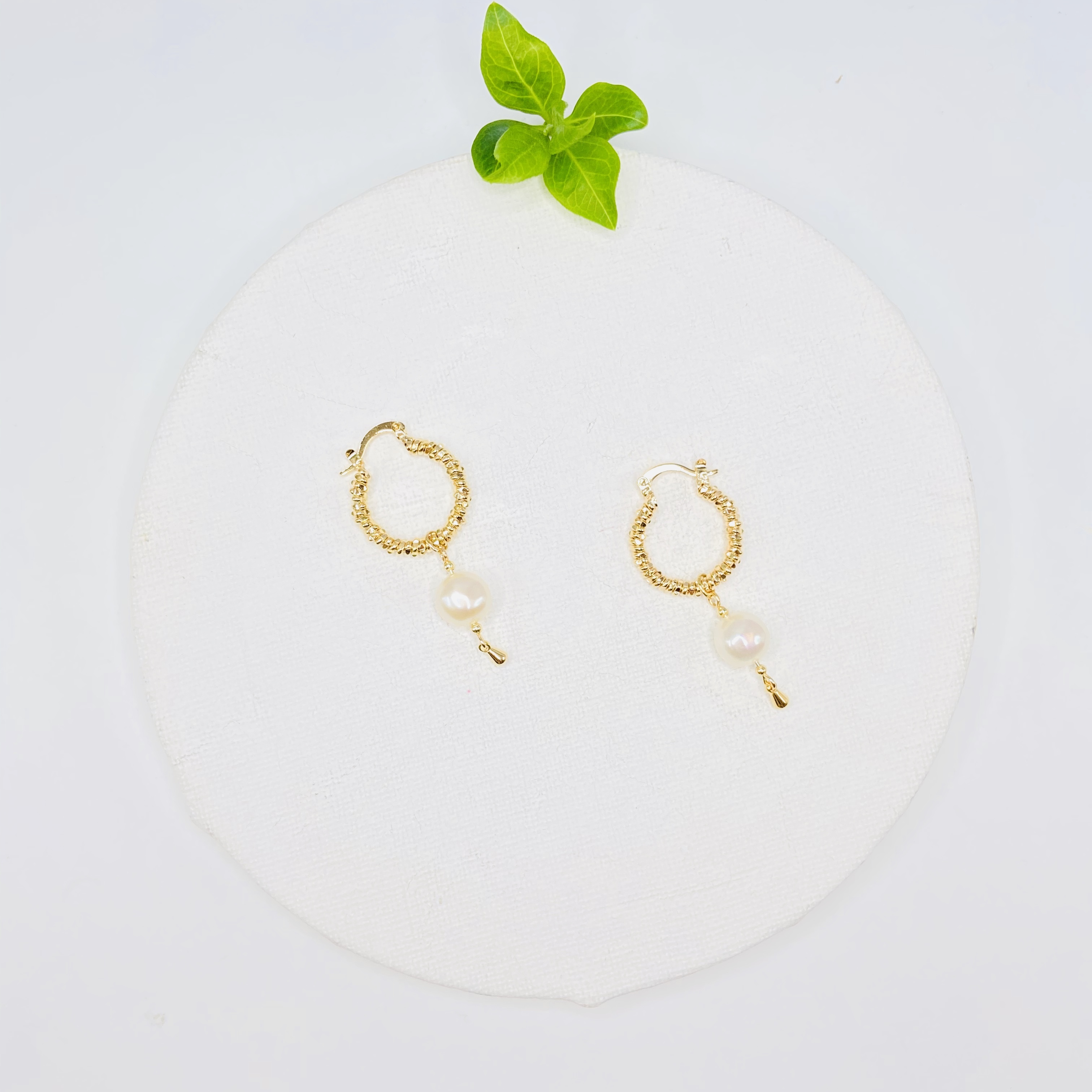 COLE COOL天然白色淡水珍珠14KGF耳環 不規則珍珠 淺金色高質感耳圈