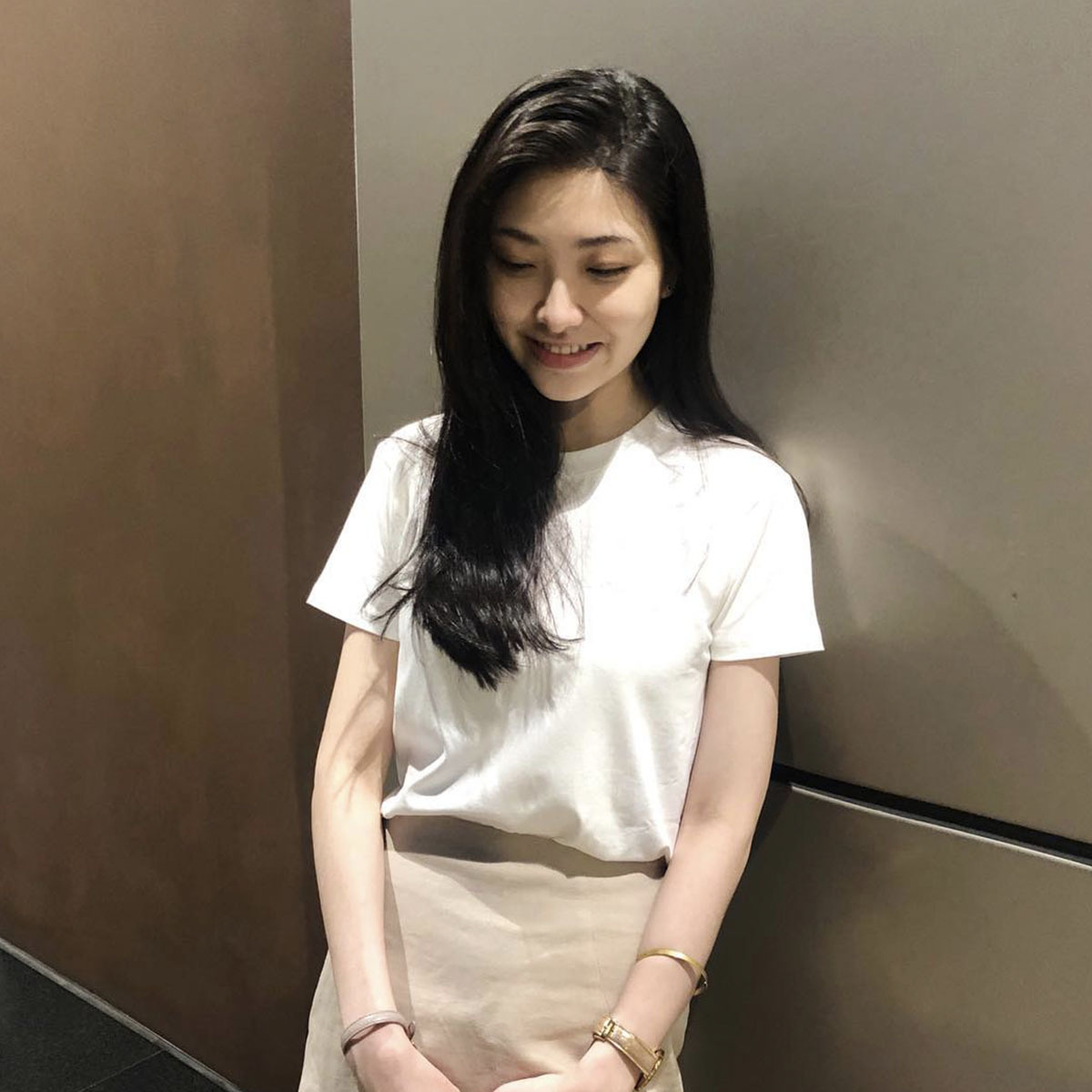 圓領彈性白T男版 - 女生著用