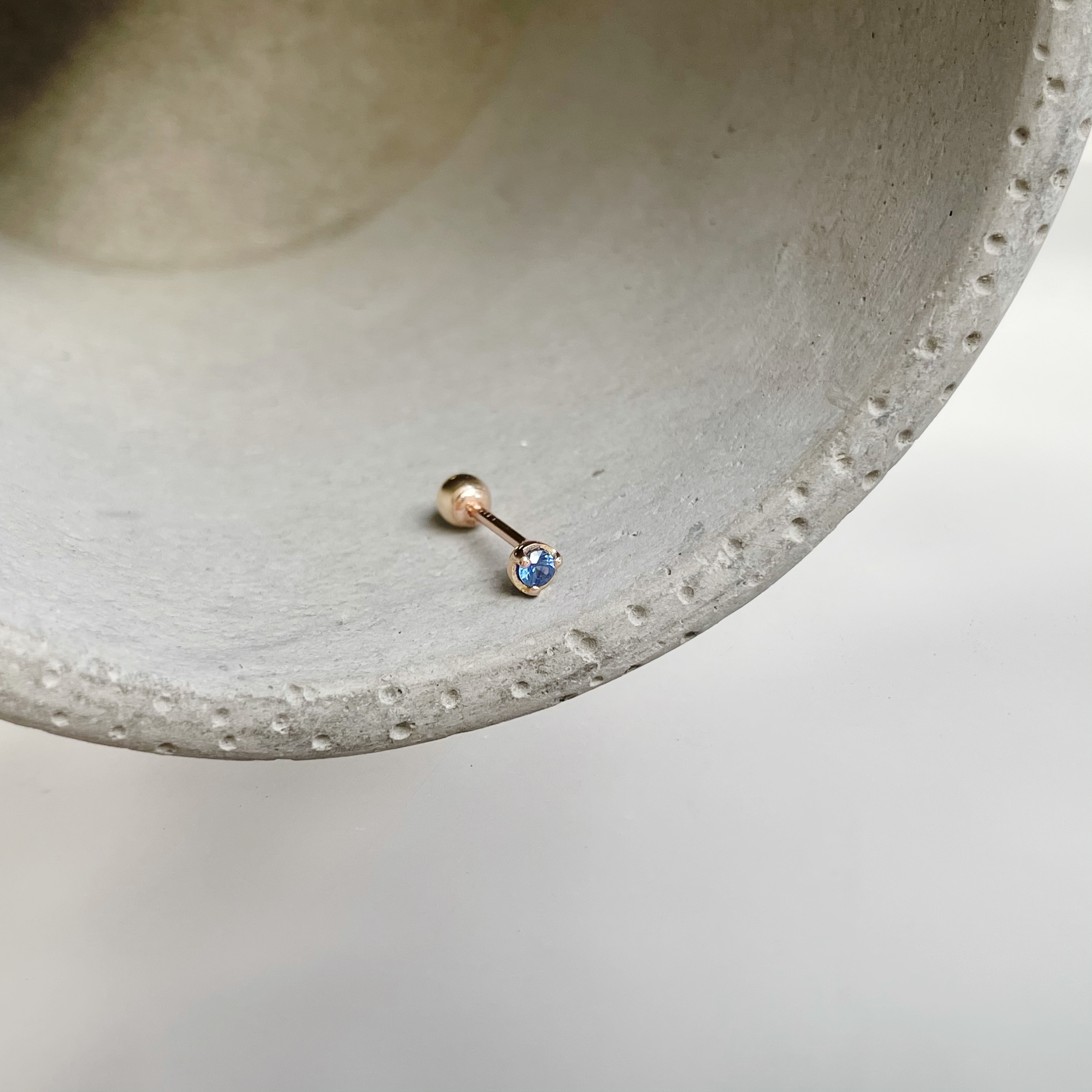 14K經典小圓三爪藍寶石轉珠耳環