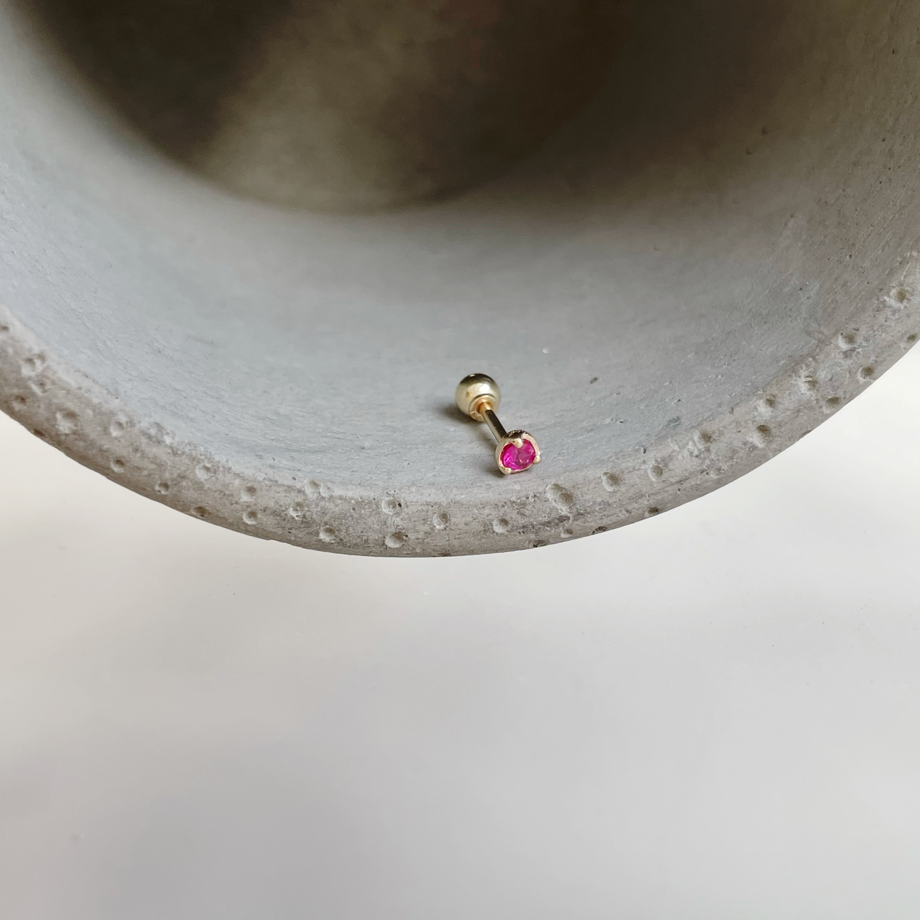 14K經典小圓三爪紅寶石轉珠耳環