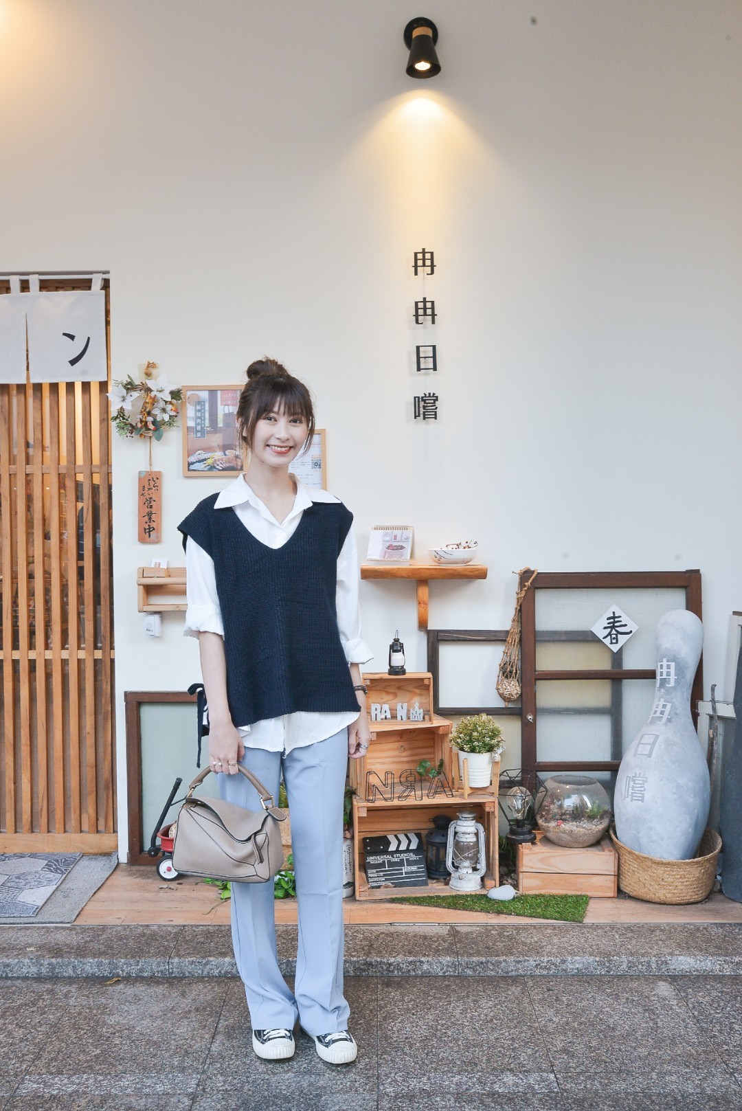 深藍色針織背心穿搭推薦