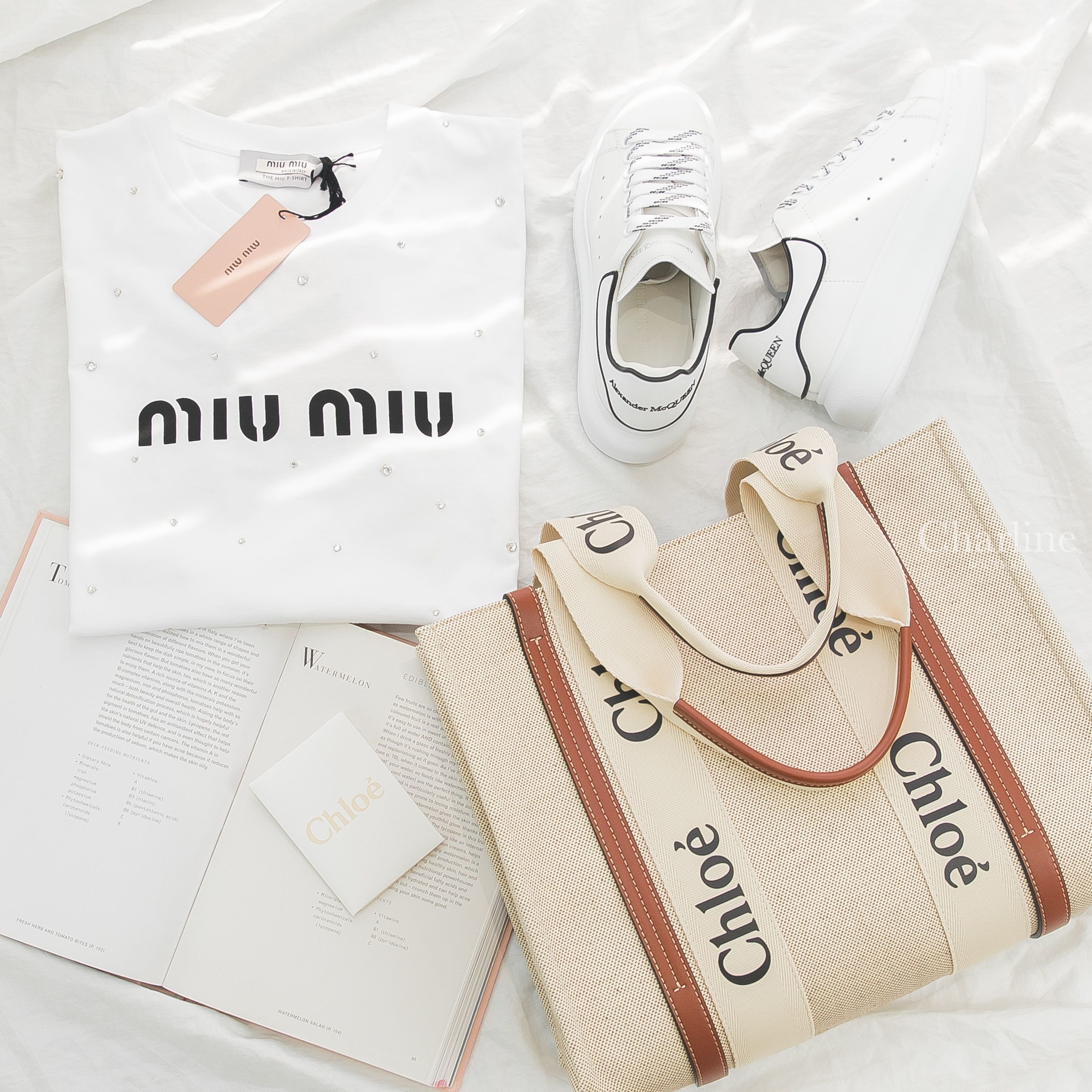 Chloe Tote 米白帆布拼棕色皮革黑Logo中型托特包,Alexander Mcqueen Sneaker 白色黑字條紋鞋帶小牛皮運動鞋,Miumiu T-shirt 白色黑字印花滿版水鑽短袖棉T-Charline Boutique 精品代購