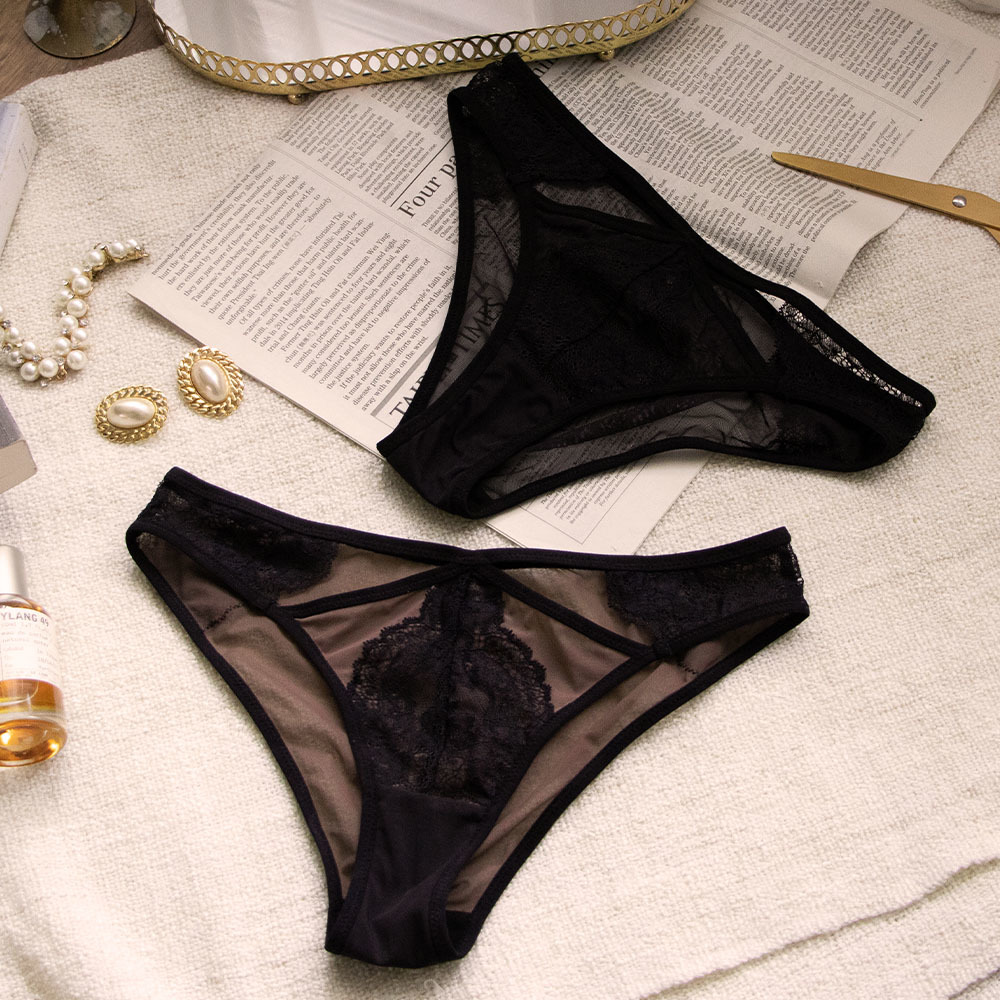 Qmomo【Restricted Lover】Bikini Panties (2 Colors)