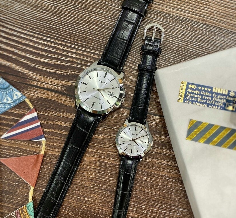 【CASIO 卡西歐】都會文青皮帶對錶 -白銀面  MTP-V004L-7A (41.5mm)/ LTP-V004L-7A  (30.2mm)  現代鐘錶