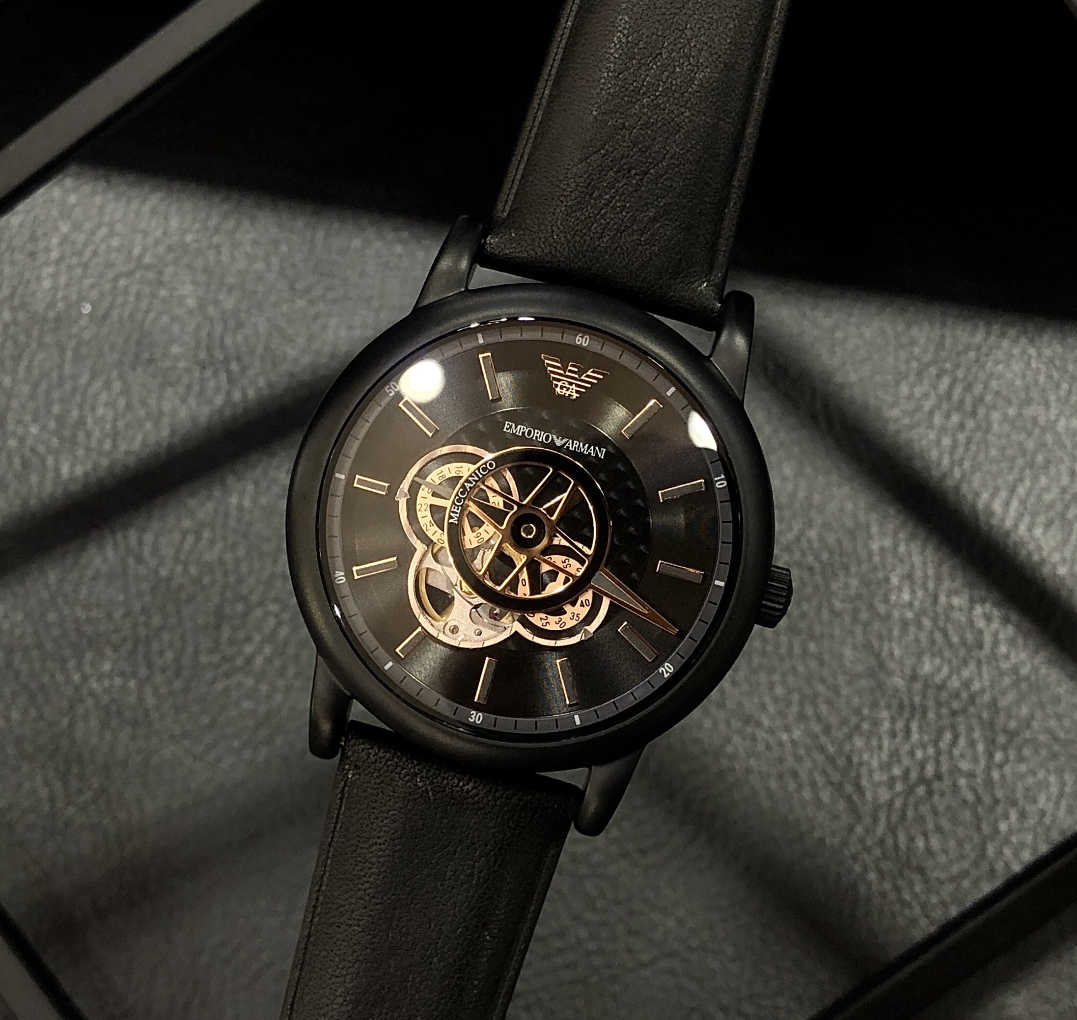 EMPORIO ARMANI】時光齒輪裸空機械腕錶-全黑AR60012 43mm 現代鐘錶