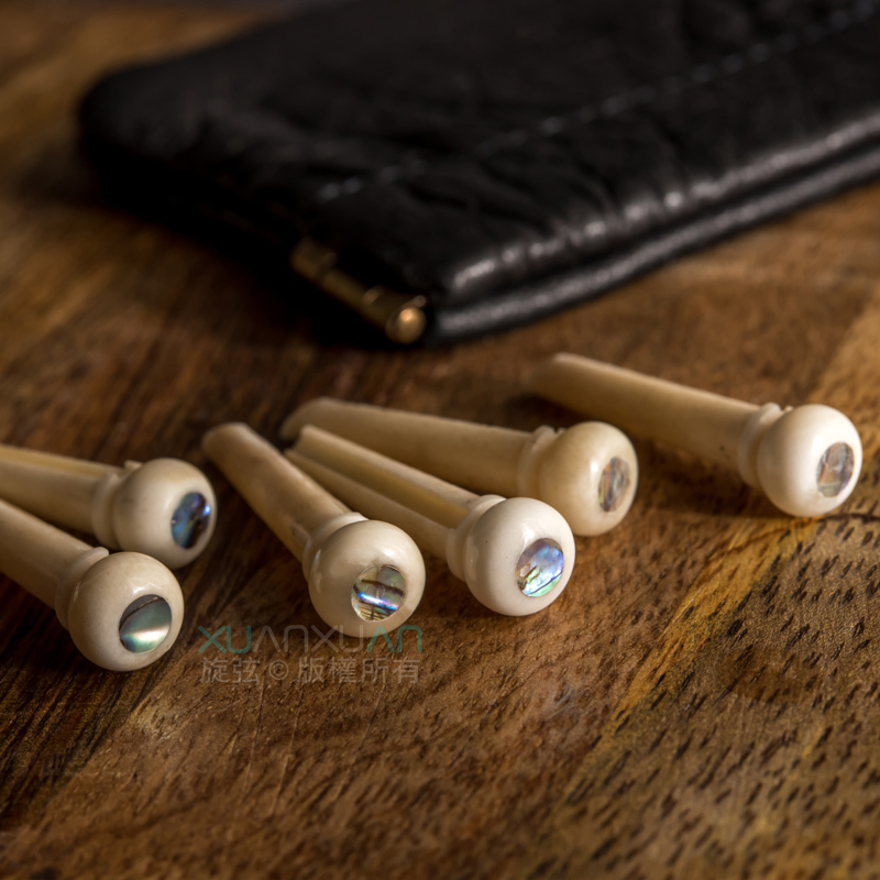 John Pearse - 駱駝骨弦釘(6顆/組) 附真皮皮套 吉他弦釘 止弦釘 第 3 張圖片｜三峽配件 / 週邊