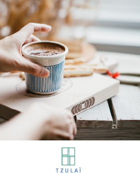 一個台灣杯子在餐桌上的裝飾