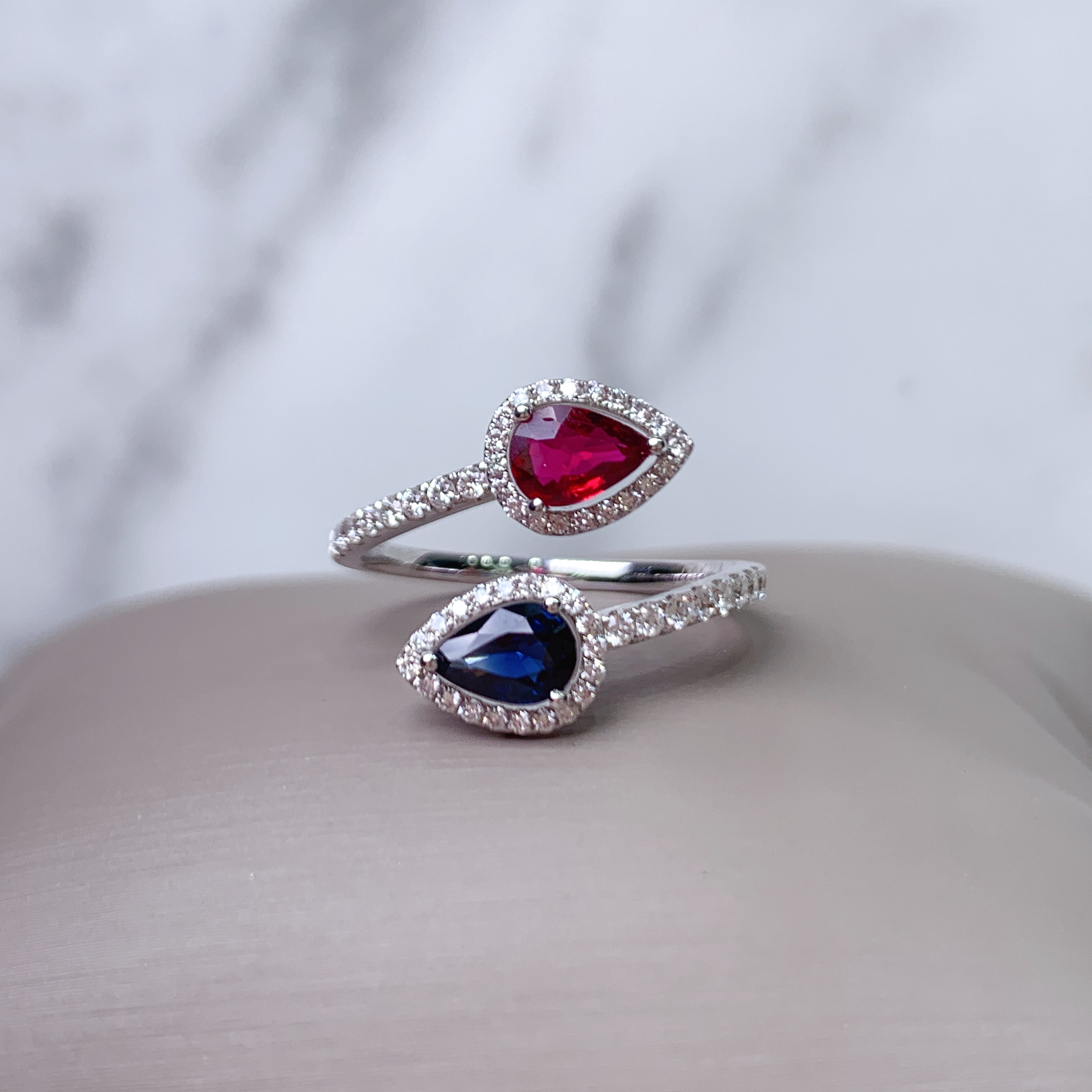 18K 白金紅寶石藍寶石戒指