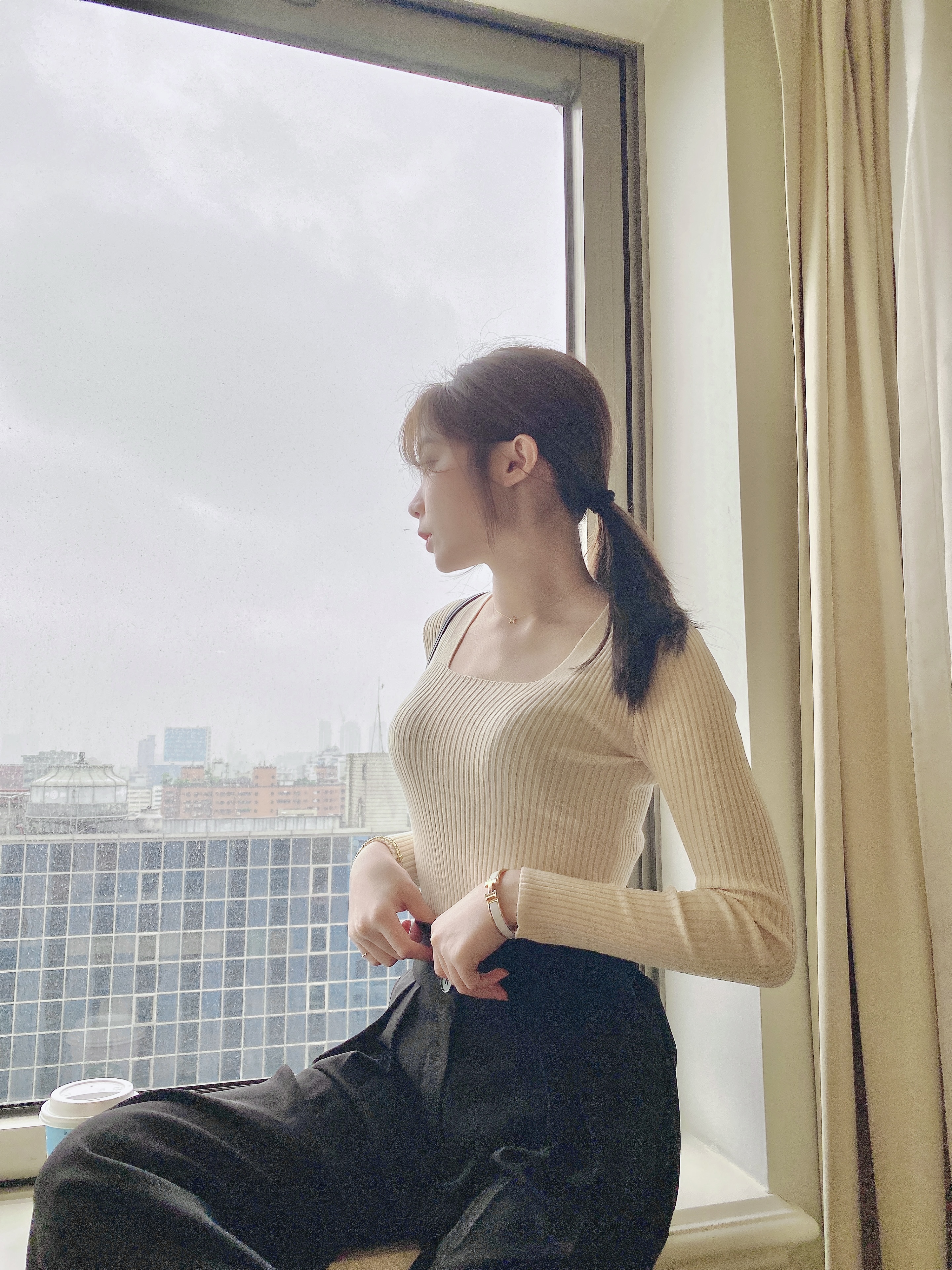 設計櫃好身材彈性大方領針織上衣