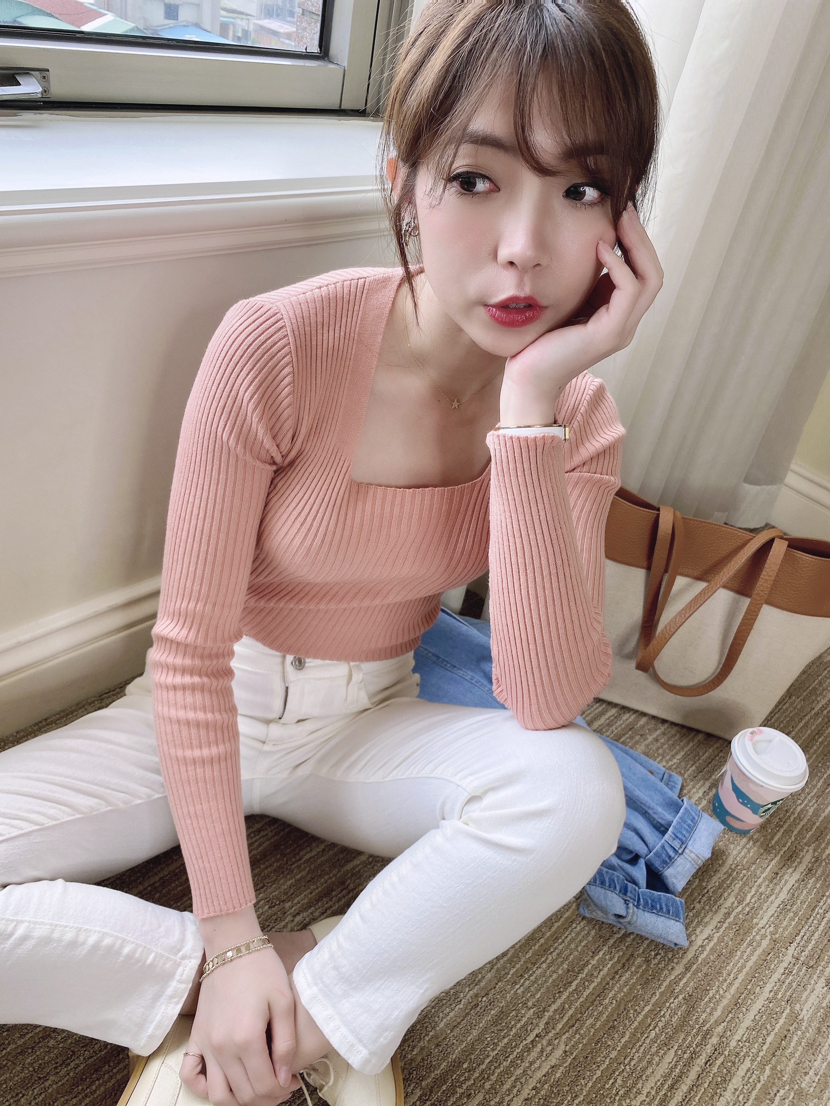 設計櫃好身材彈性大方領針織上衣