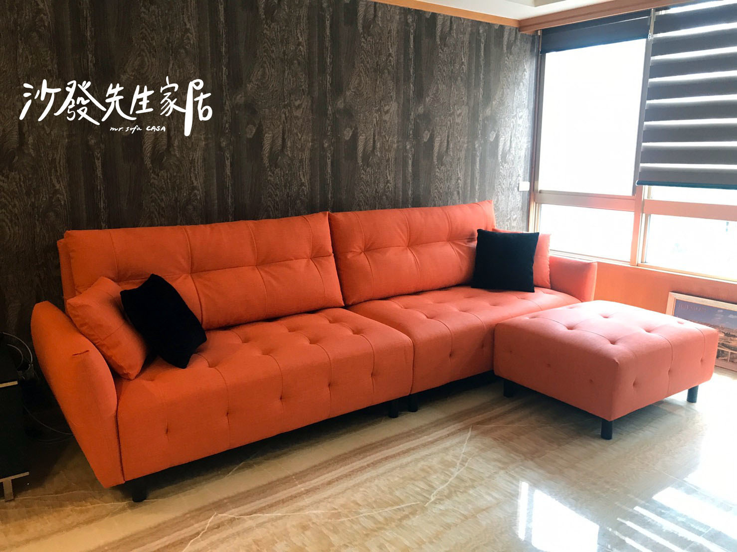 代表色為紅色，給人鮮豔明亮、熱情奔放的視覺感受