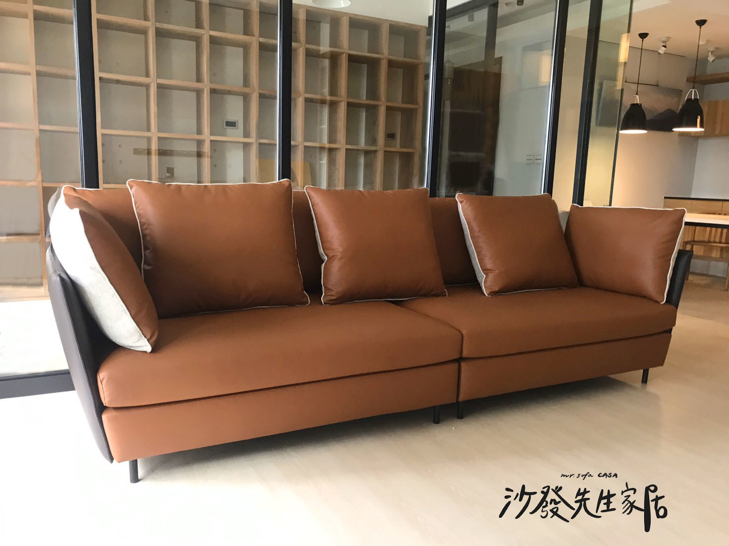 挑選一套棕色沙發，穩重大器的氣場，令人穩定心靈