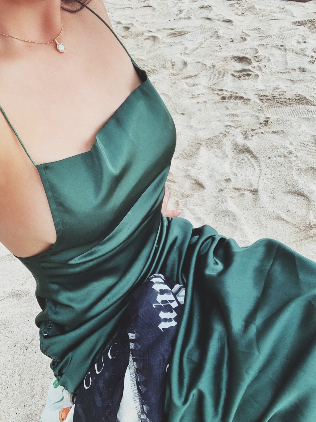 First sight 確認過眼神 極細吊帶性感露背緞洋裝