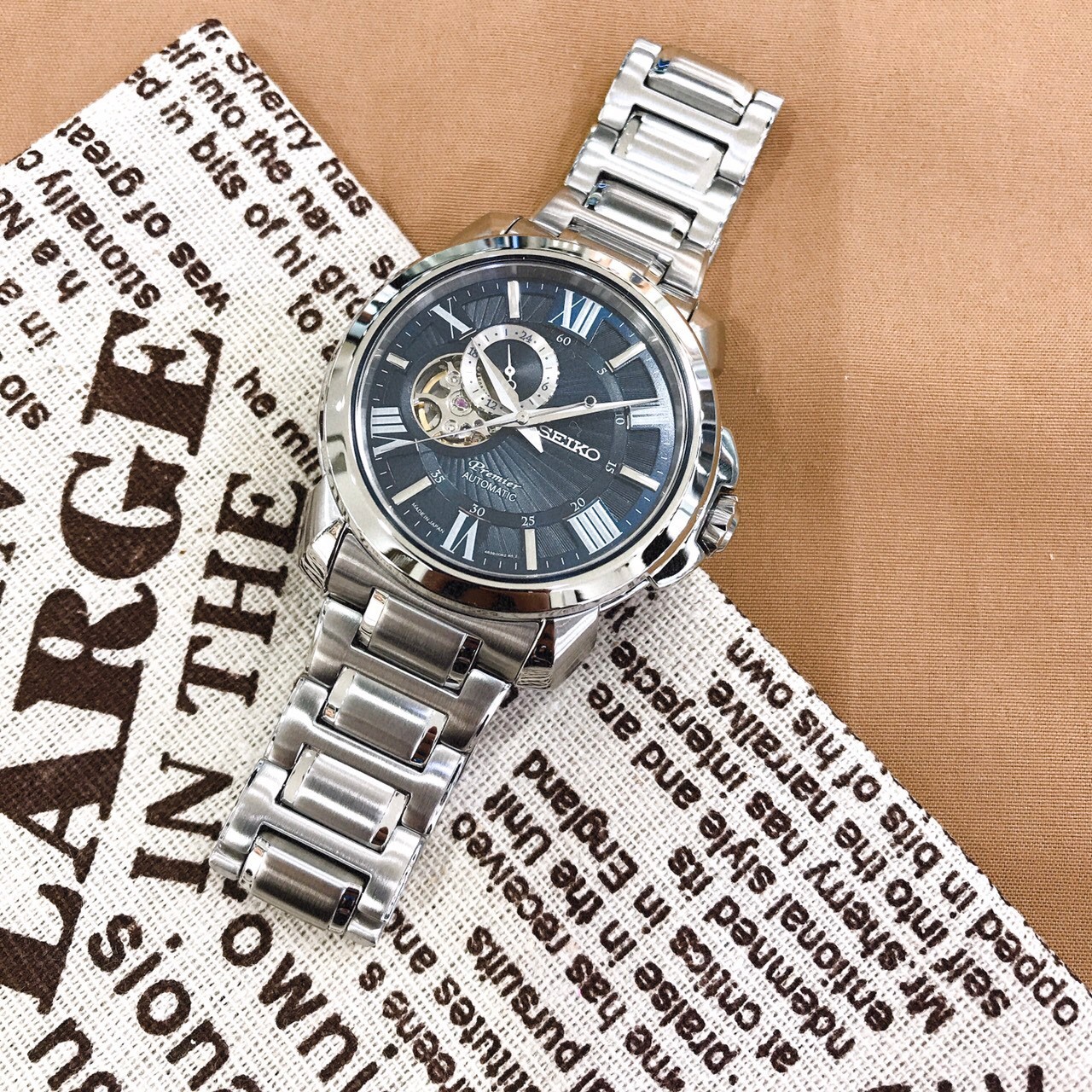 【SEIKO 精工】Premier 開芯羅馬鏤空機械時尚腕錶   4R39-00S0B  43mm 現代鐘錶