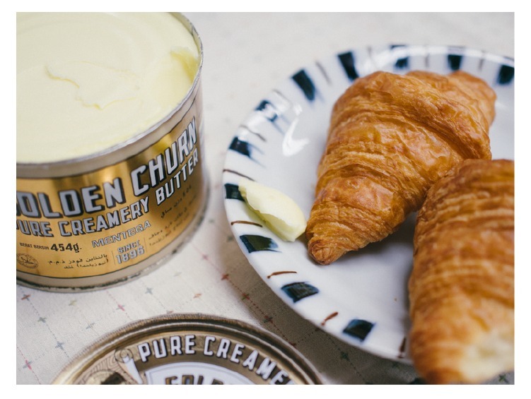 金桶奶油用於麵包上