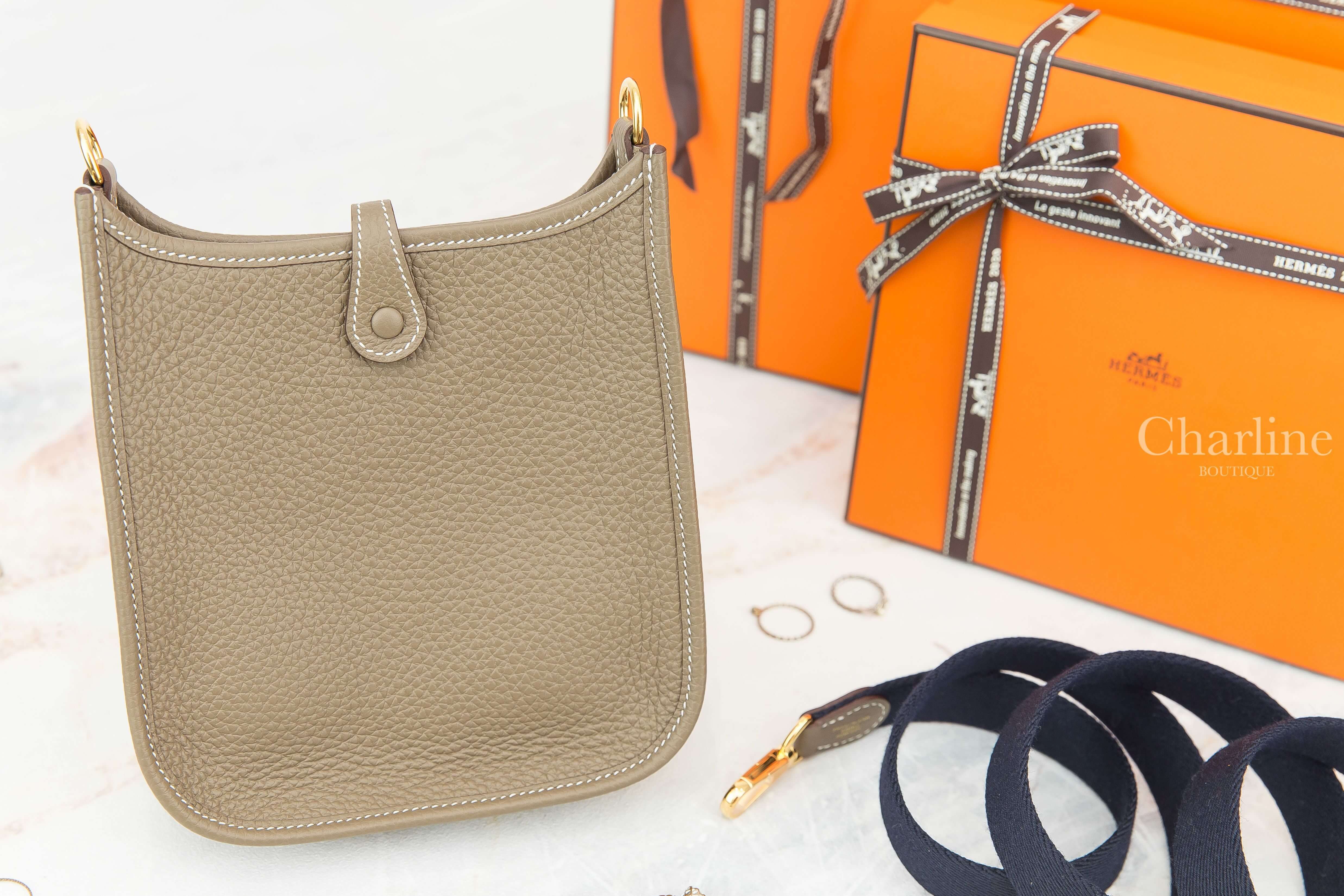Hermes Evelyne TPM 16cm 18 Etoupe Taurillon Clemence Y刻大象灰金釦靛藍色背帶簍空洞洞肩背包-Charline Boutique 精品代購