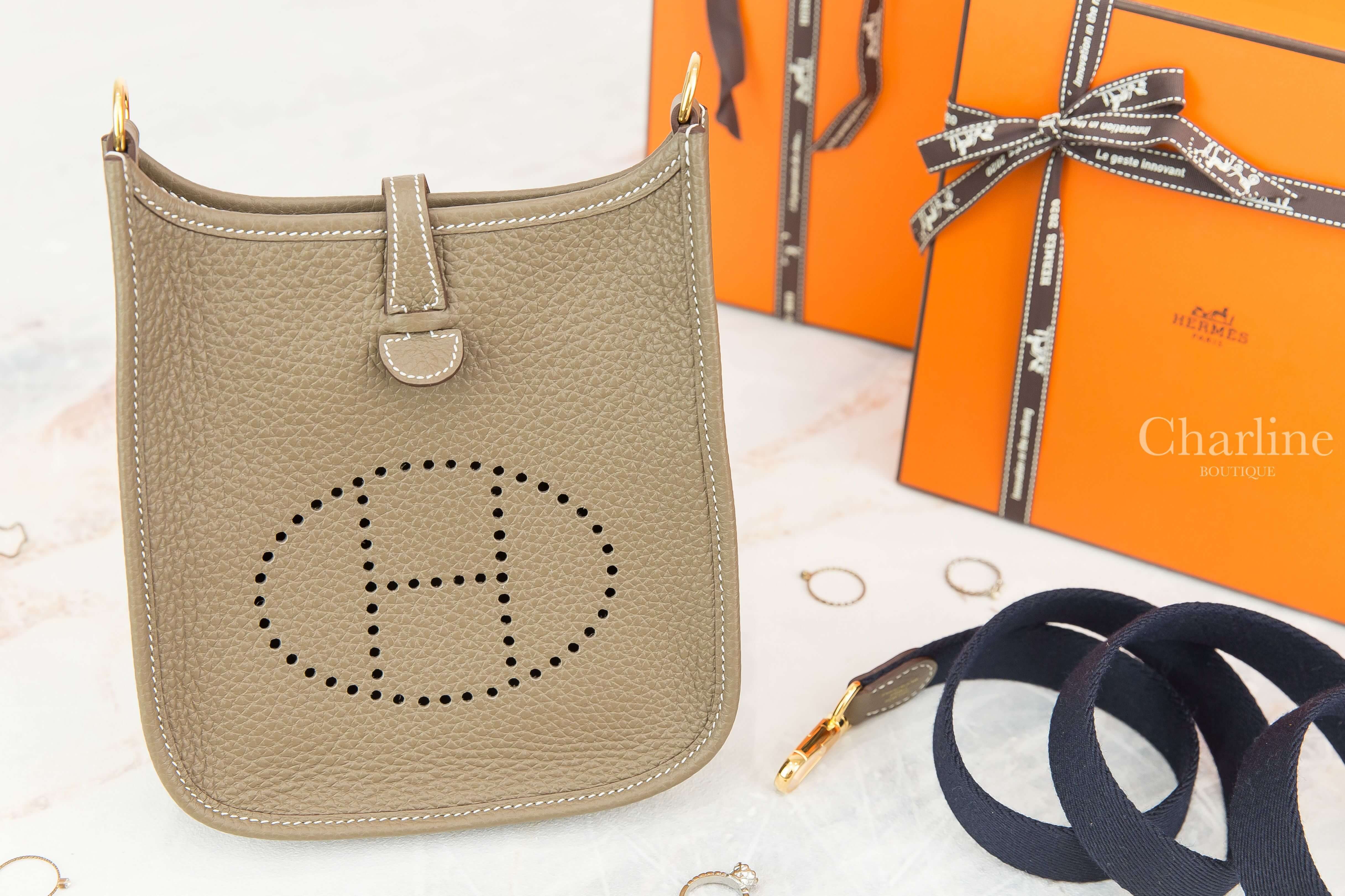 Hermes Evelyne TPM 16cm 18 Etoupe Taurillon Clemence Y刻大象灰金釦靛藍色背帶簍空洞洞肩背包-Charline Boutique 精品代購