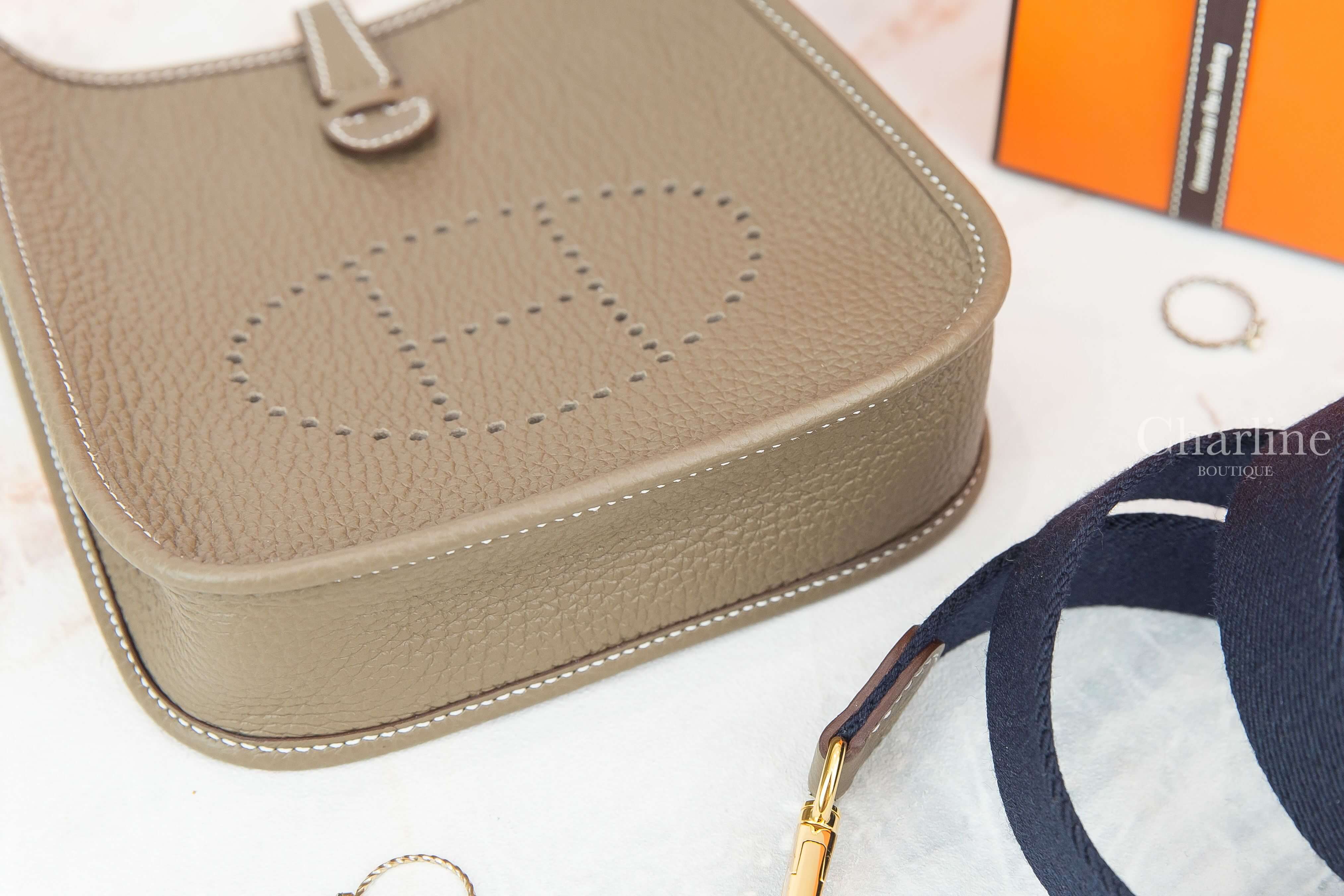 Hermes Evelyne TPM 16cm 18 Etoupe Taurillon Clemence Y刻大象灰金釦靛藍色背帶簍空洞洞肩背包-Charline Boutique 精品代購