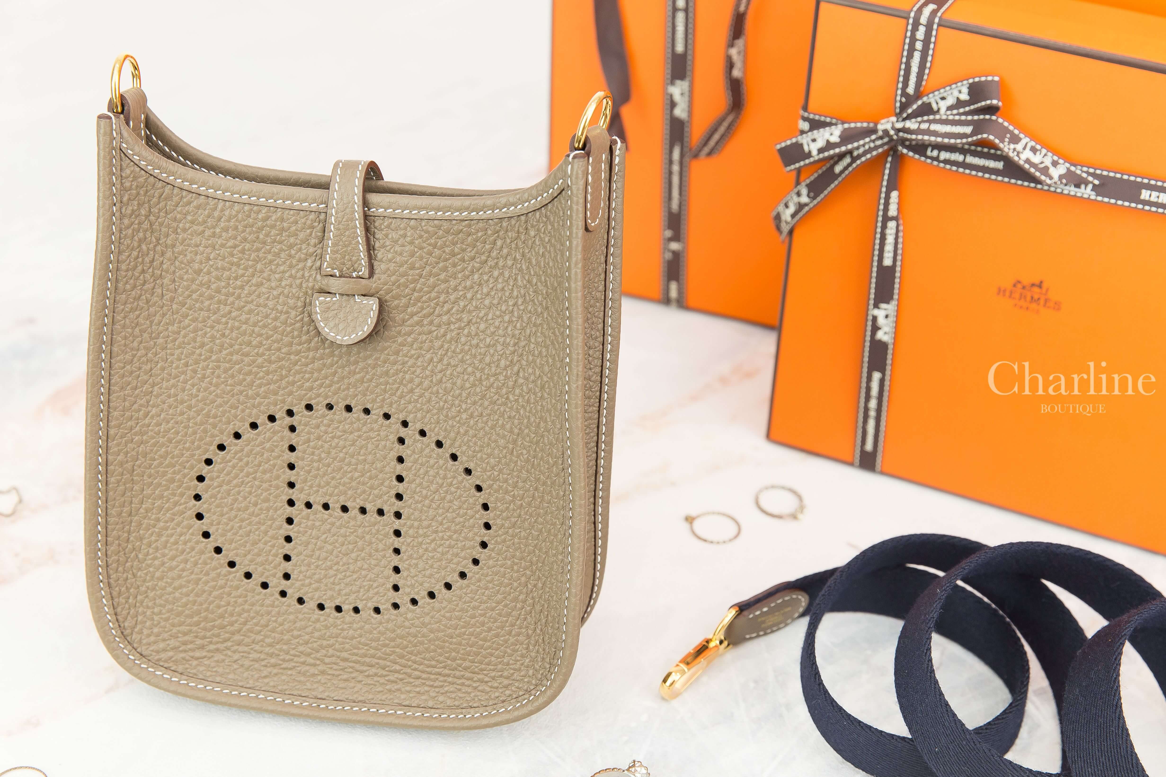 Hermes Evelyne TPM 16cm 18 Etoupe Taurillon Clemence Y刻大象灰金釦靛藍色背帶簍空洞洞肩背包-Charline Boutique 精品代購