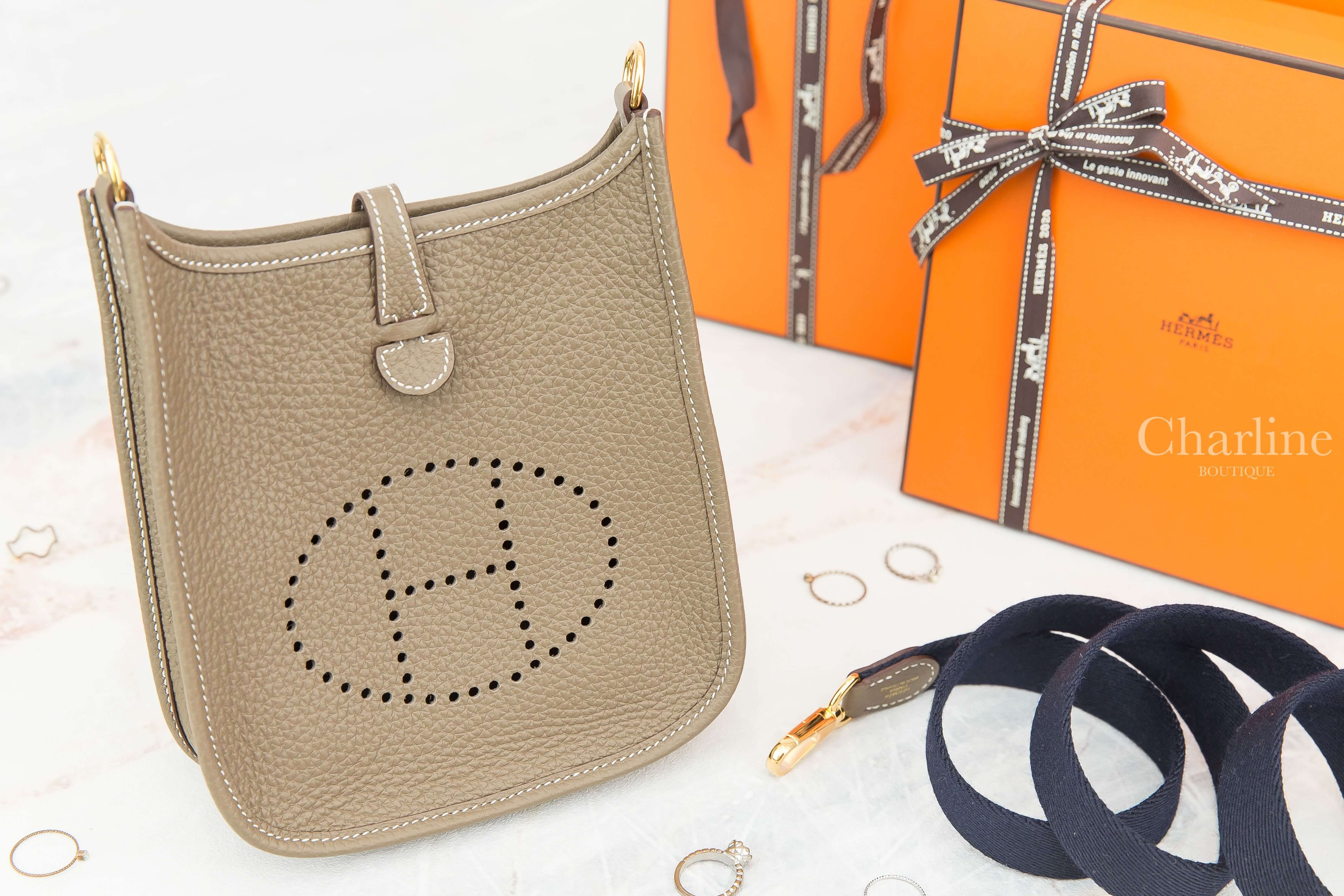 Hermes Evelyne TPM 16cm 18 Etoupe Taurillon Clemence Y刻大象灰金釦靛藍色背帶簍空洞洞肩背包-Charline Boutique 精品代購