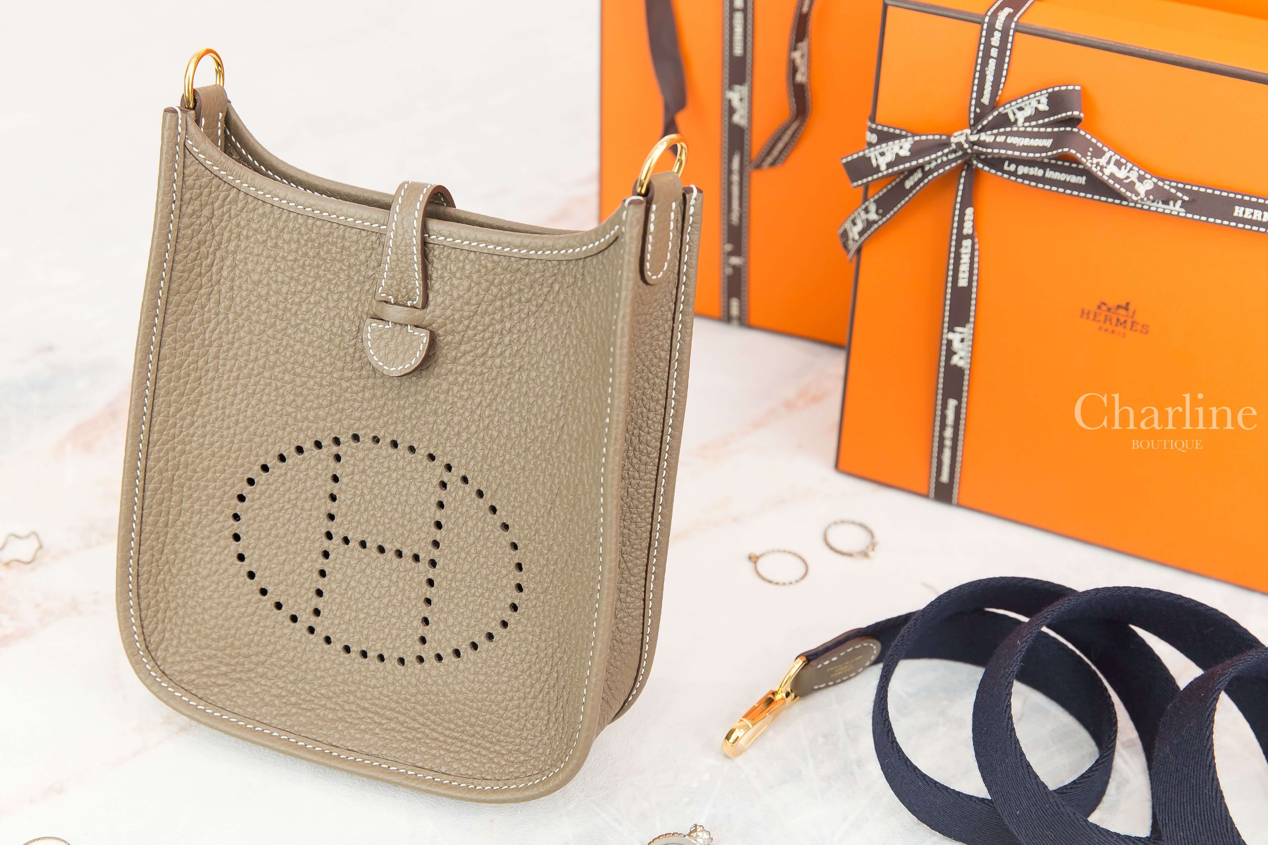 Hermes Evelyne TPM 16cm 18 Etoupe Taurillon Clemence Y刻大象灰金釦靛藍色背帶簍空洞洞肩背包-Charline Boutique 精品代購