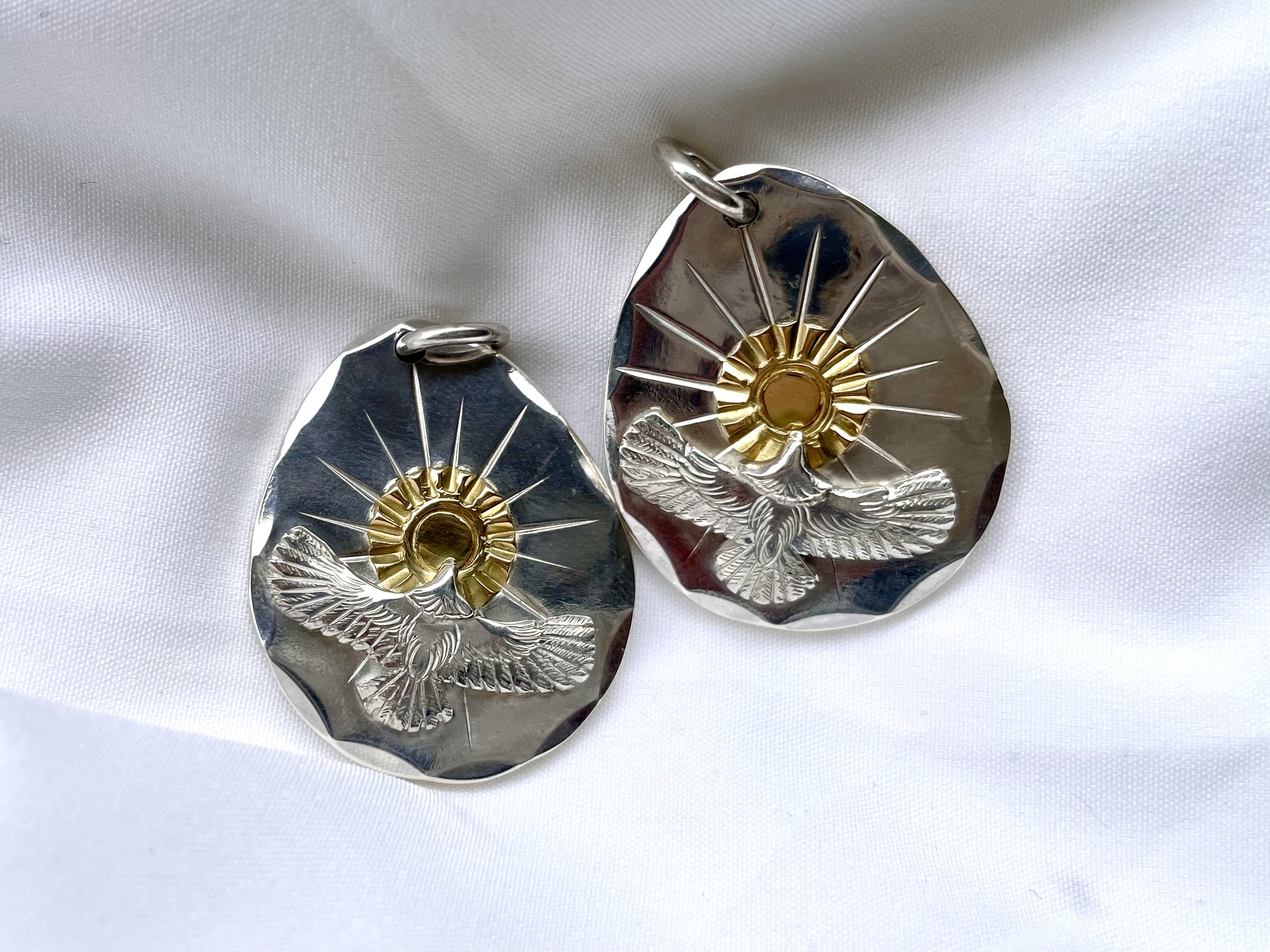 鷹 & 太陽 吊墜頂部