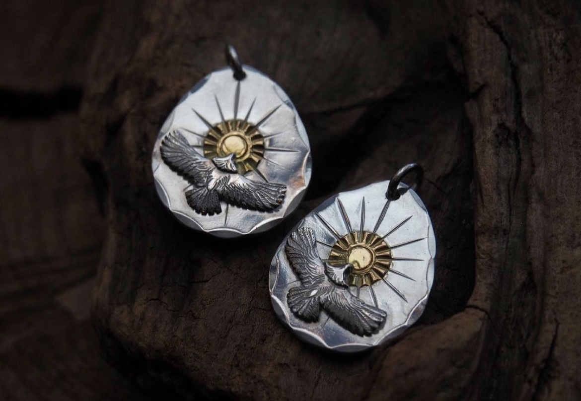 鷹 & 太陽 吊墜頂部