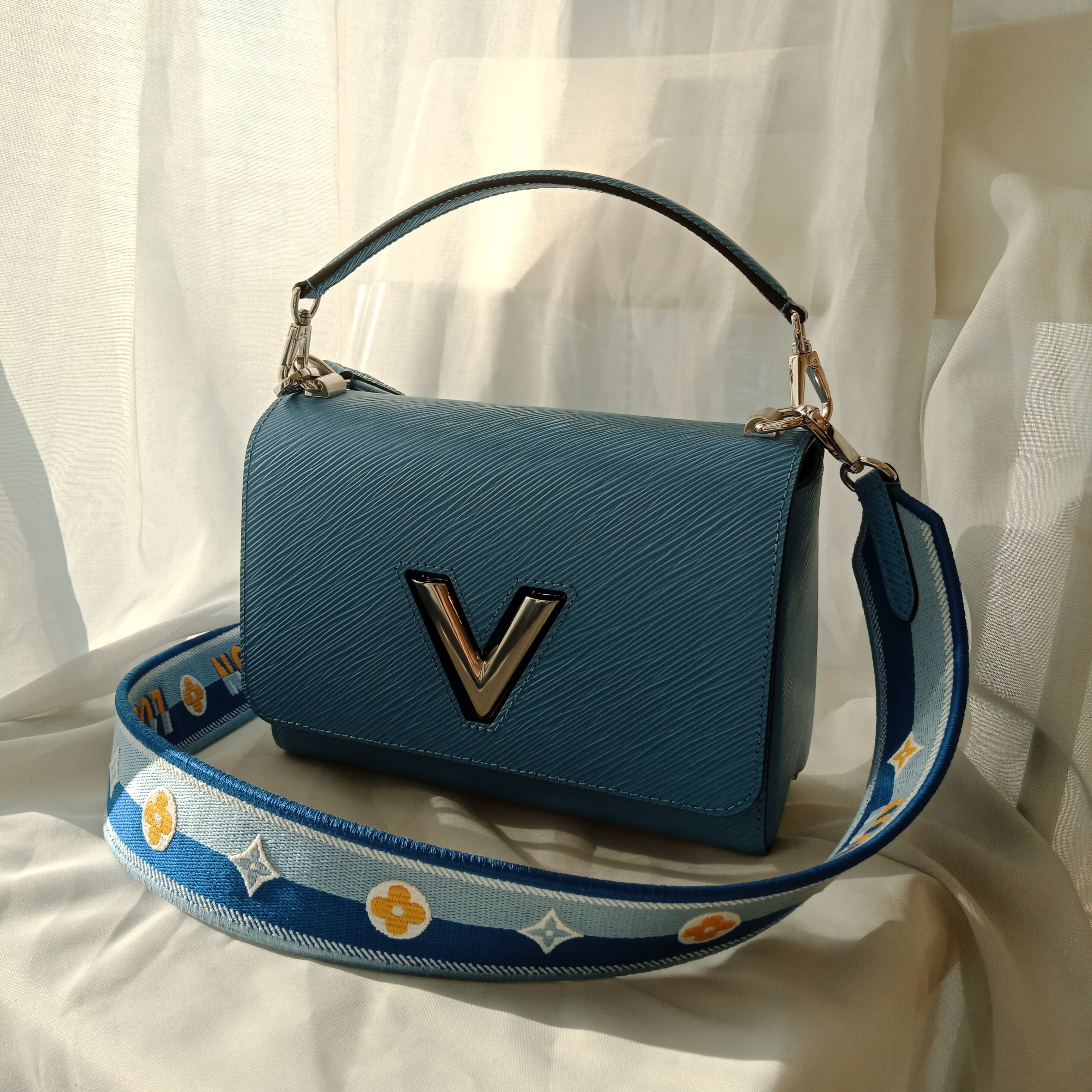 LV Twist handbag MM blue