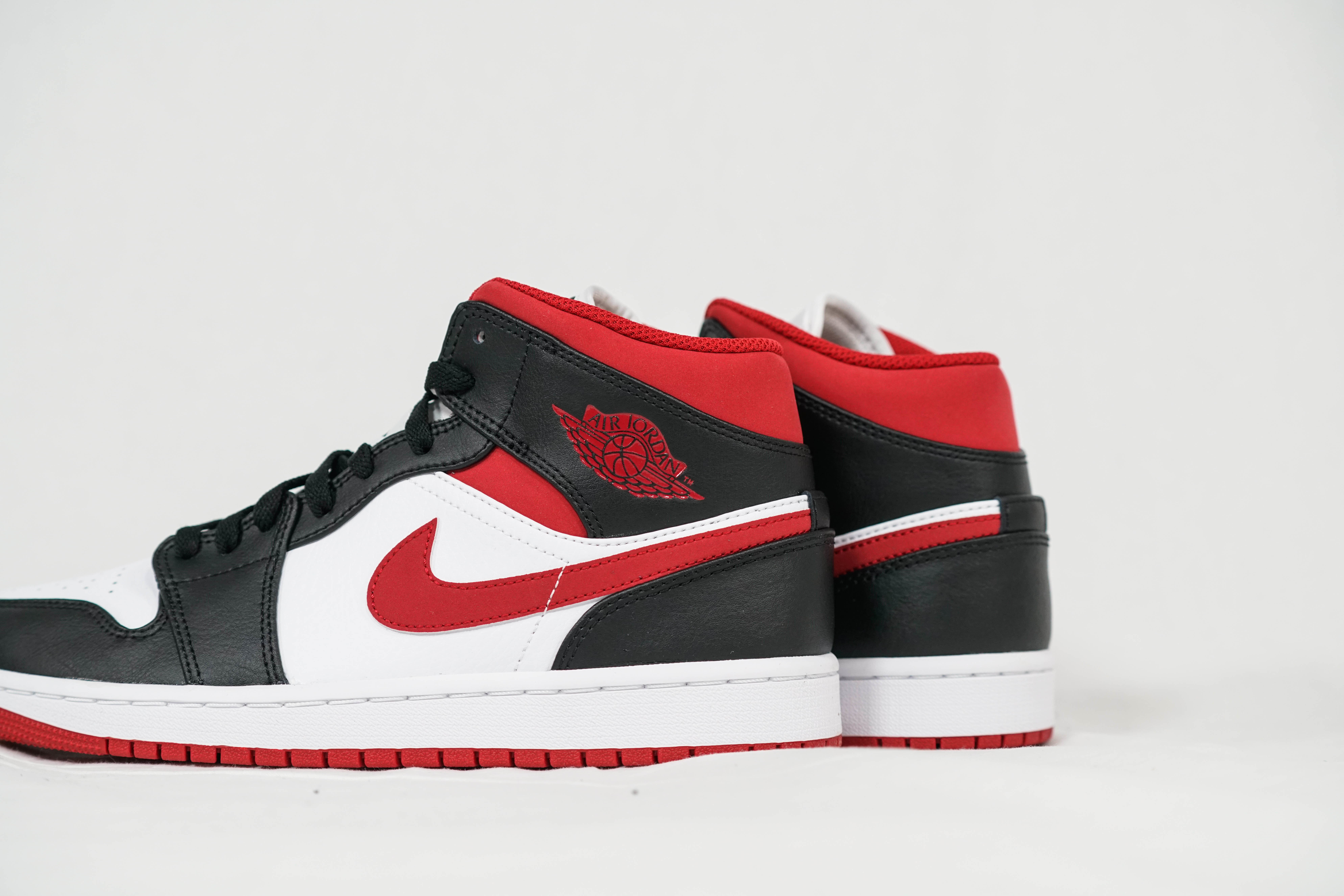 nike air jordan mid red
