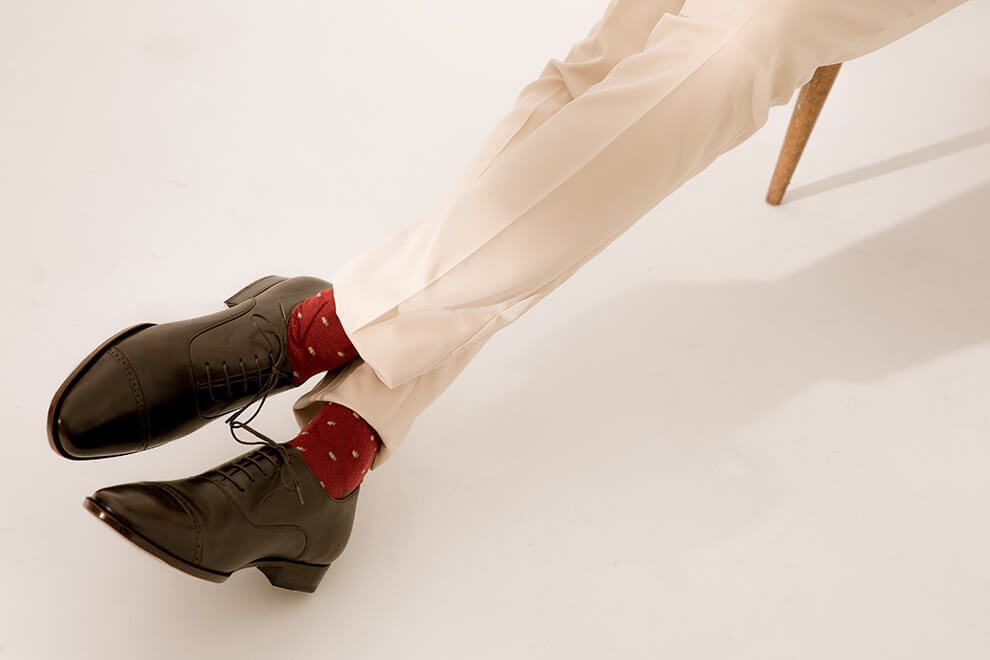 林果良品 Quarter Brogue 1/4雕花橫飾牛津鞋 濃粹咖色搭配紅色紳士襪與米白色西裝褲