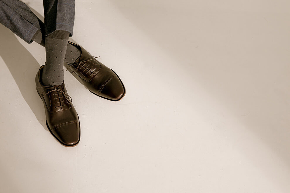 牛津鞋 林果良品 Quarter Brogue 1/4雕花橫飾牛津鞋濃粹咖色 搭配灰色紳士襪與灰色西裝褲