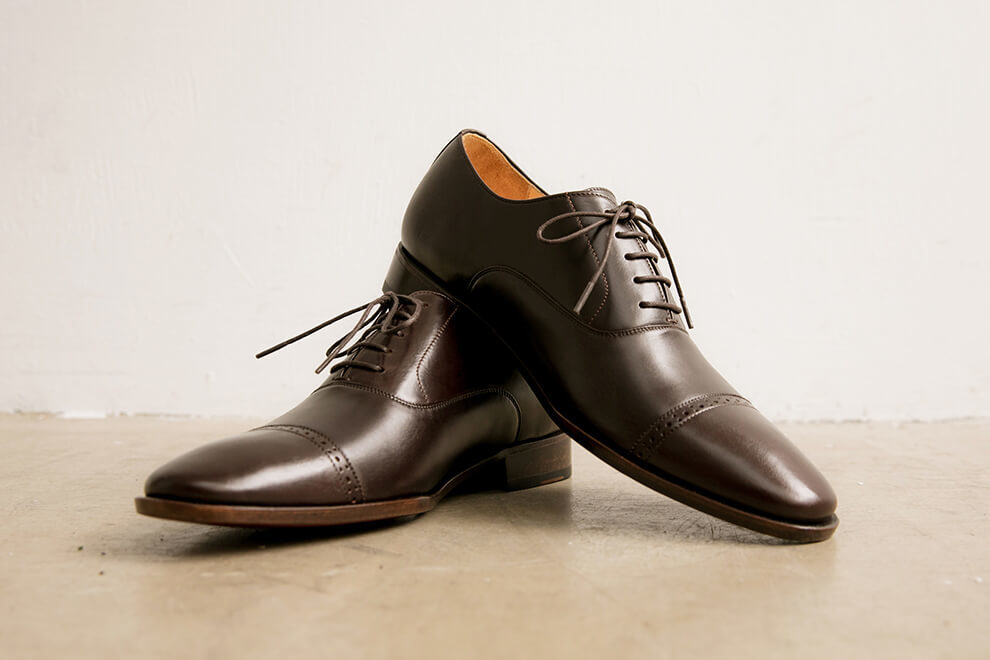 牛津鞋 林果良品 Quarter Brogue 1/4雕花橫飾牛津鞋濃粹咖色 左腳鞋身搭於右腳鞋身上正面照