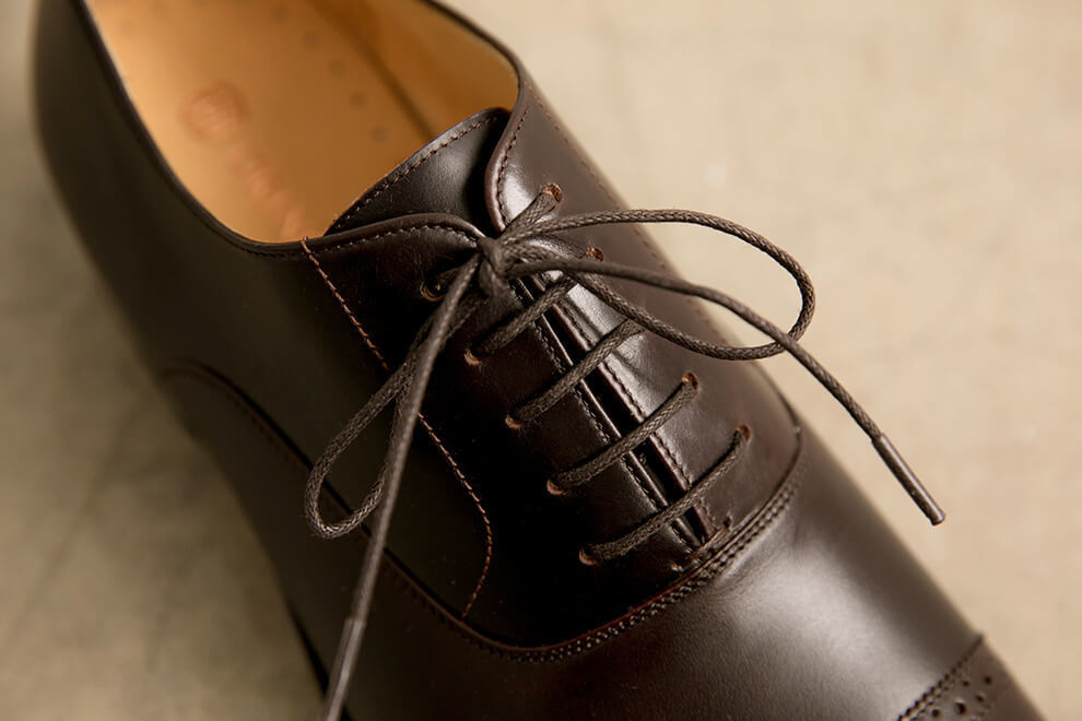 牛津鞋 林果良品 Quarter Brogue 1/4雕花橫飾牛津鞋濃粹咖色 右腳鞋面綁上平行鞋帶的細節展示照