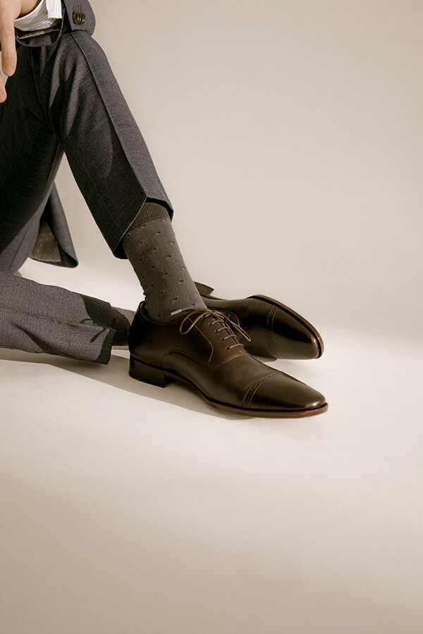 牛津鞋 林果良品 Quarter Brogue 1/4雕花橫飾牛津鞋濃粹咖色 搭配灰色紳士襪與深灰色西裝褲