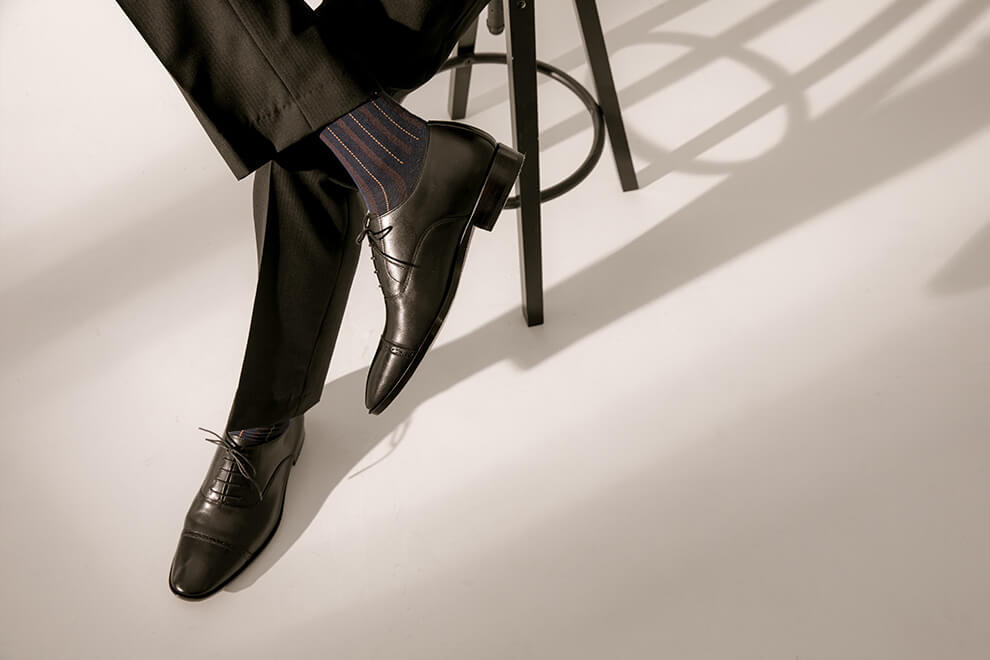 牛津鞋 林果良品 Quarter Brogue 1/4雕花橫飾牛津鞋經典黑色 搭配深藍色條紋紳士襪與黑色西裝褲