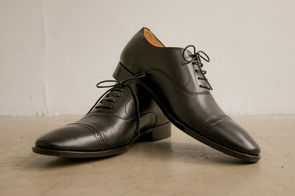 牛津鞋 林果良品 Quarter Brogue 1/4雕花橫飾牛津鞋經典黑色 左腳鞋身搭於右腳鞋身上正面照