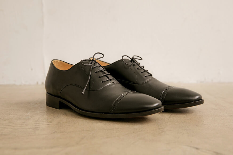 牛津鞋 林果良品 Quarter Brogue 1/4雕花橫飾牛津鞋經典黑色 雙腳鞋身斜側面展示照