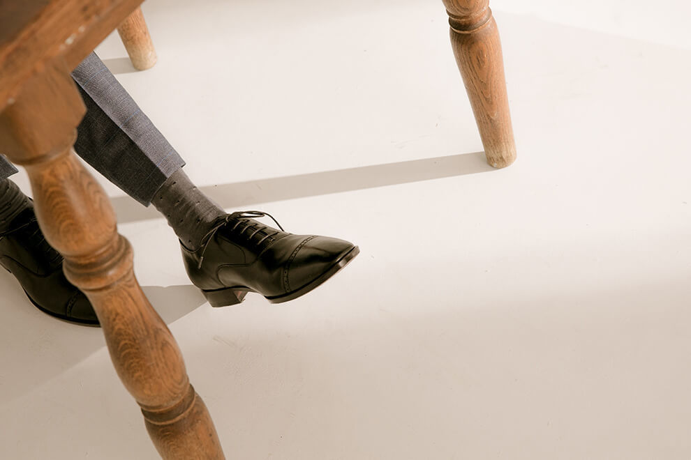 林果良品 Quarter Brogue 1/4雕花橫飾牛津鞋經典黑色 搭配灰色紳士襪與灰色西裝褲