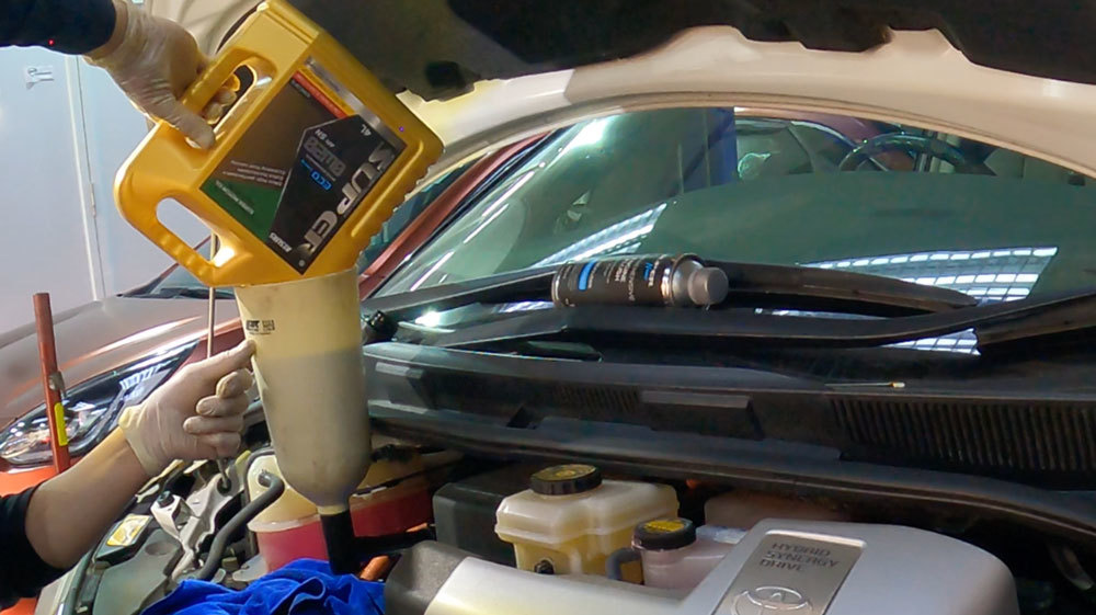 toyota previa super ester plus 0w20 motor oil pouring