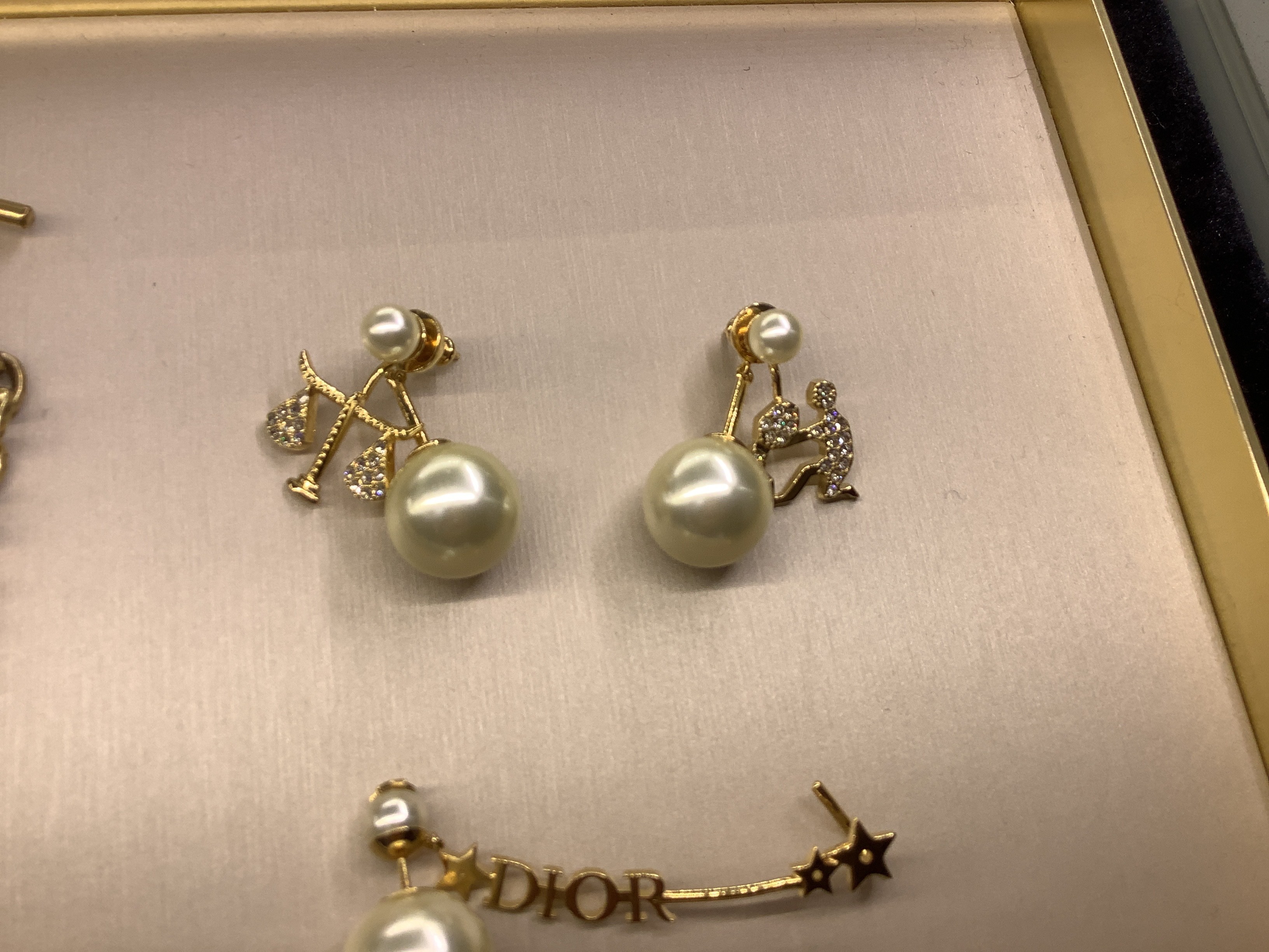 Dior星座耳環每隻