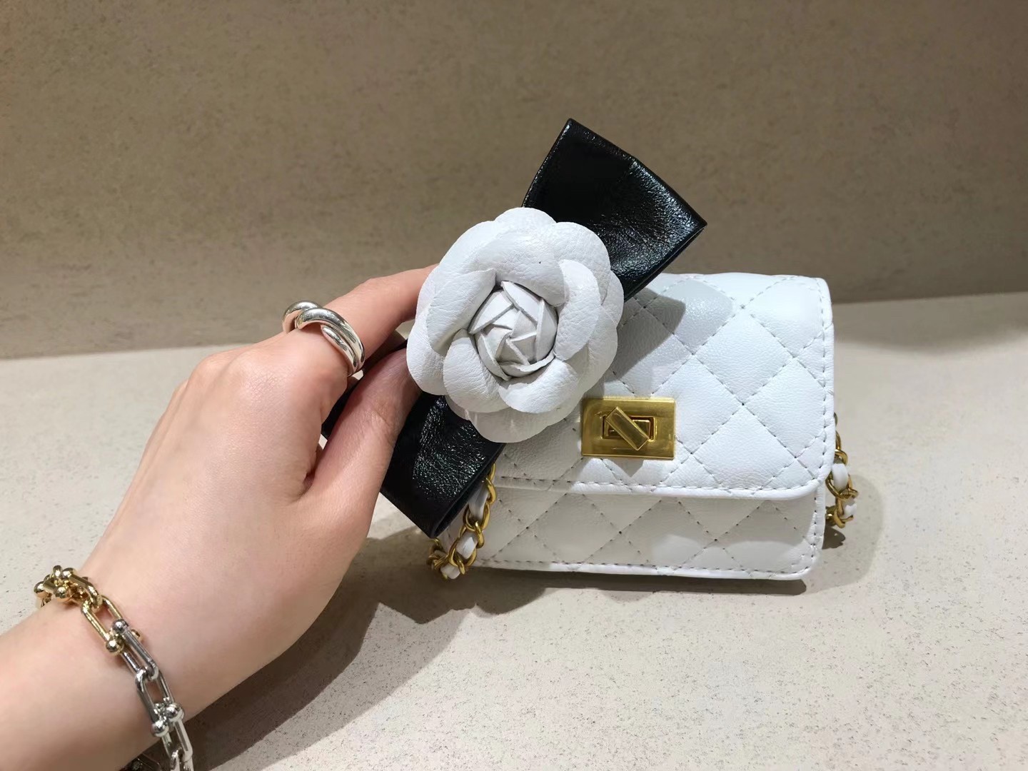 21030243小香風山茶花鏈袋斜背包 白色現貨