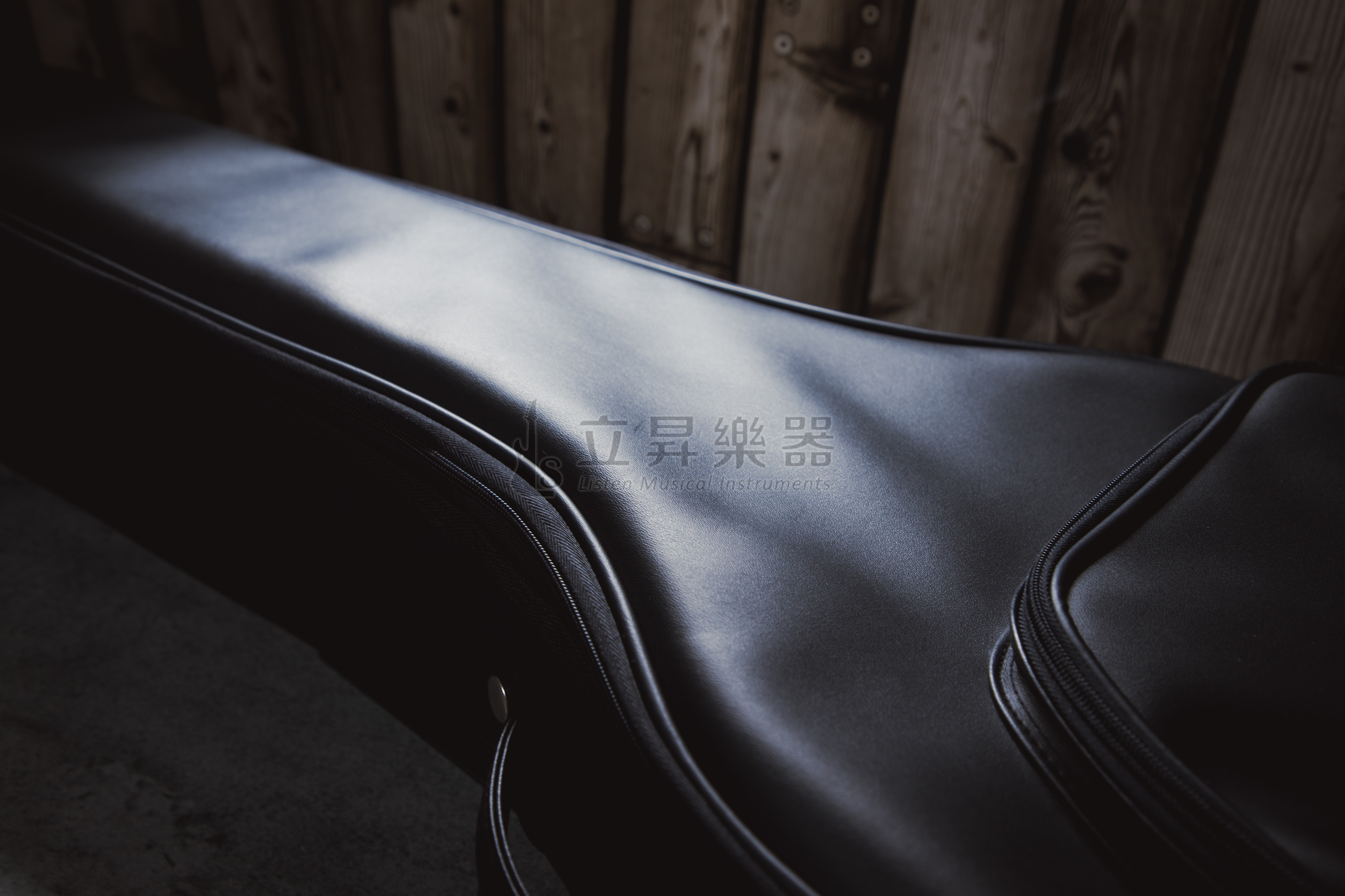 A90 A90 木吉他軟盒 木吉他袋 木吉他軟CASE 黑色 皮革材質【台灣製造】 第 6 張圖片｜三峽吉他 / Bass