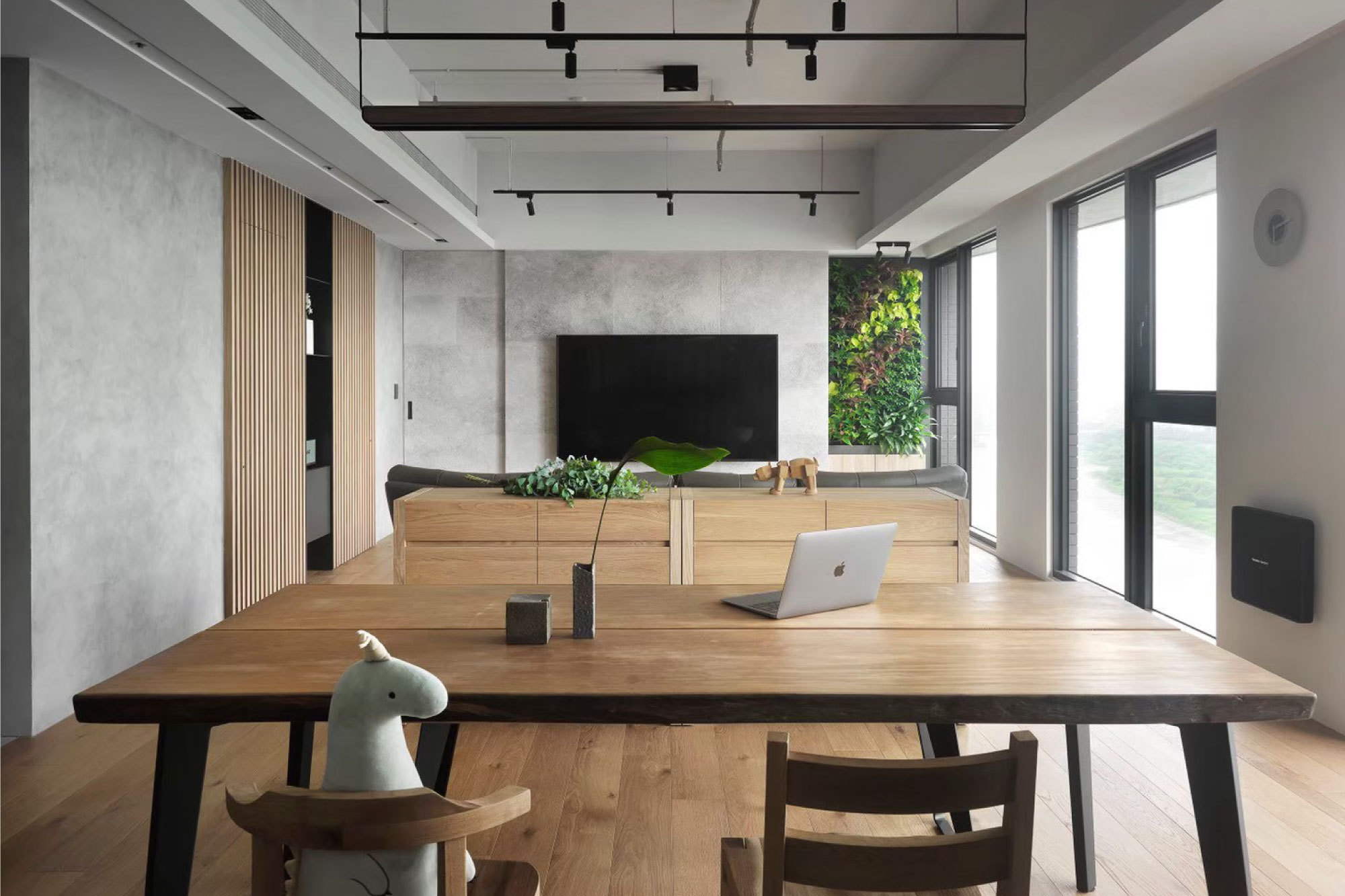 原木餐桌也能是書桌、工作桌，一張桌抵三張桌，輕鬆保養不擔心刮傷畫傷