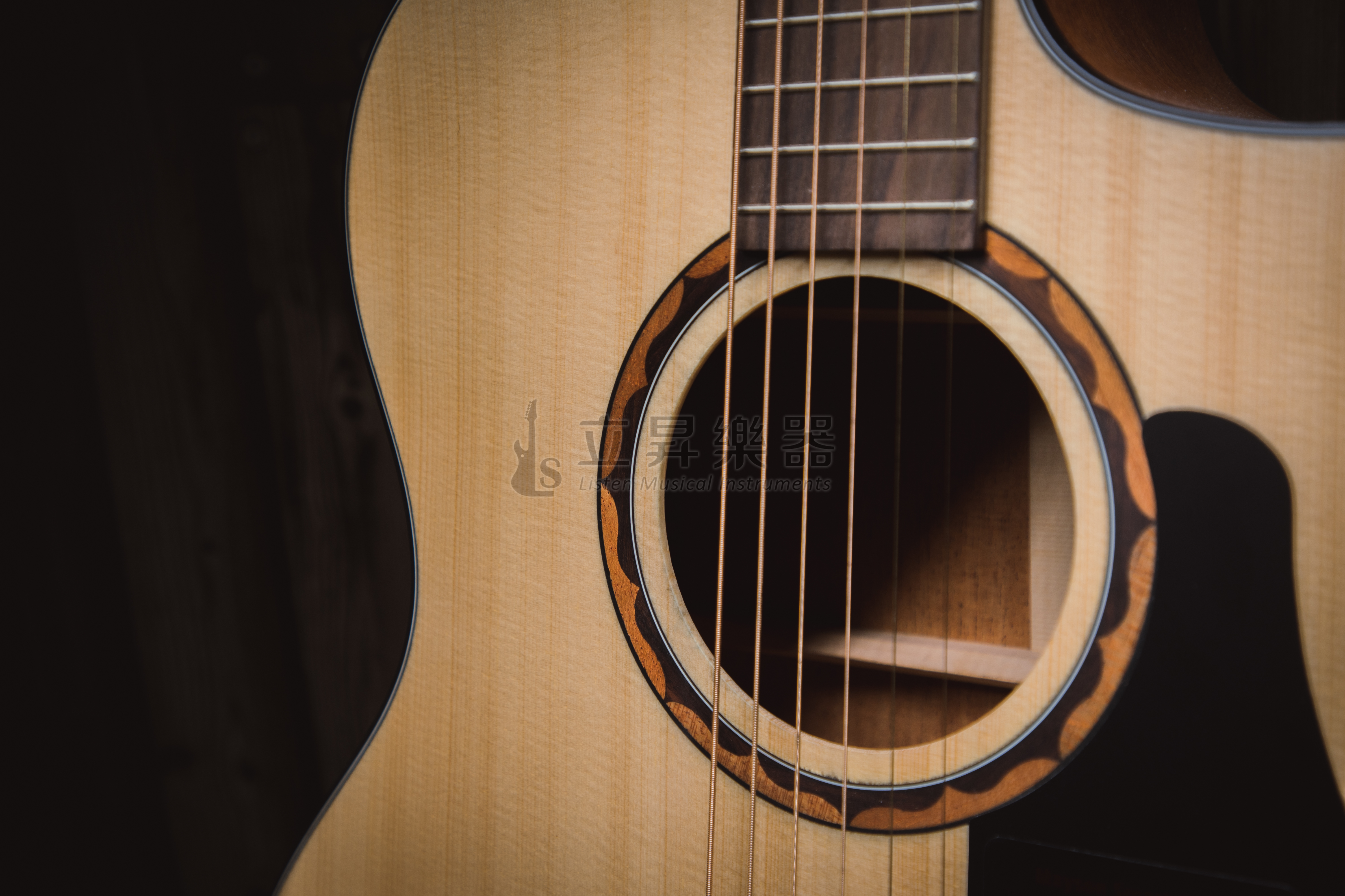 Mayson ALPHA 3 英格曼雲杉木 新款亮面漆 OM桶缺角 面單板木吉他 (附原廠厚袋、配件包) 第 6 張圖片｜三峽吉他 / Bass