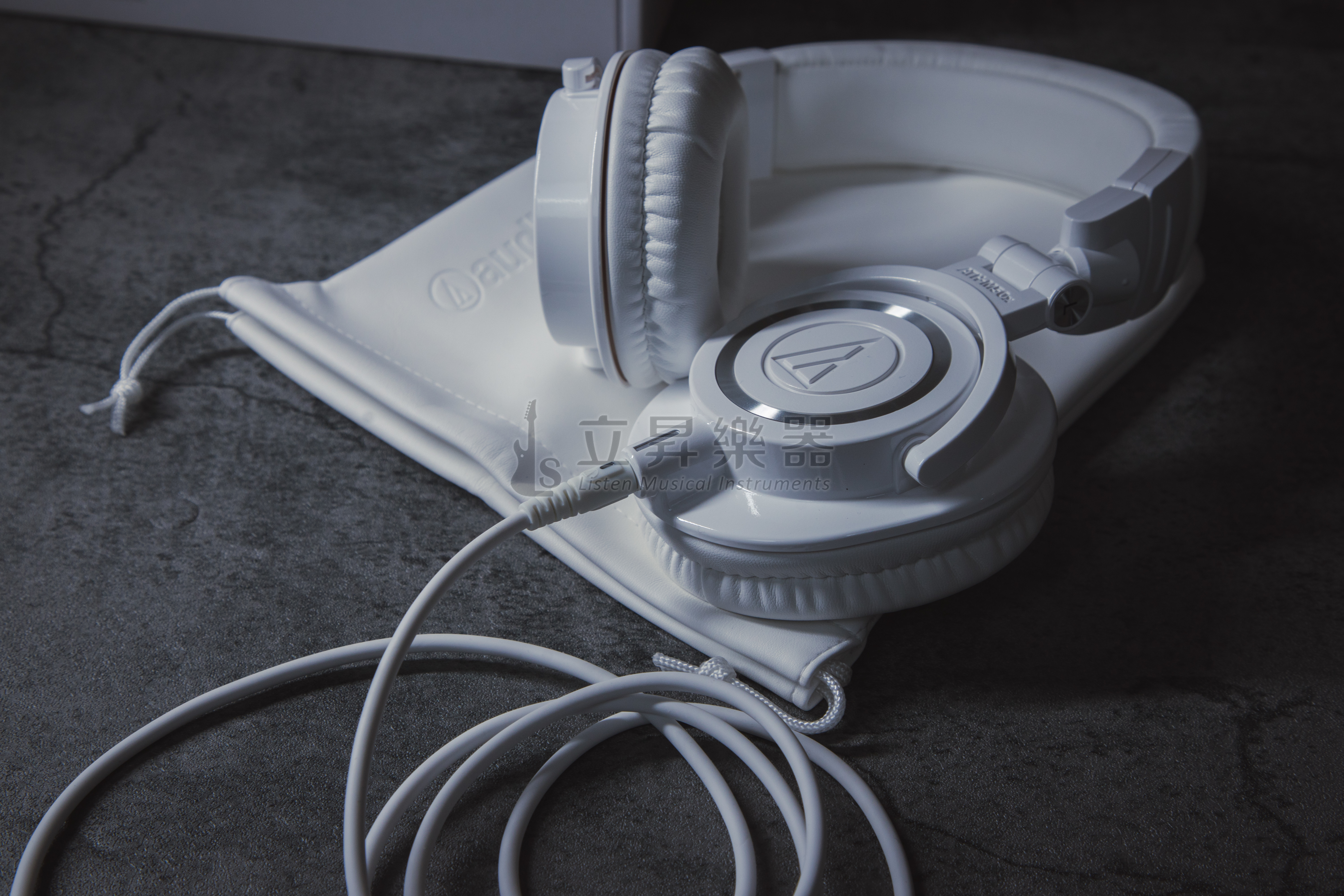 鐵三角 audio-technica ATH-M50x WH M50 專業監聽耳罩式耳機 (白色)