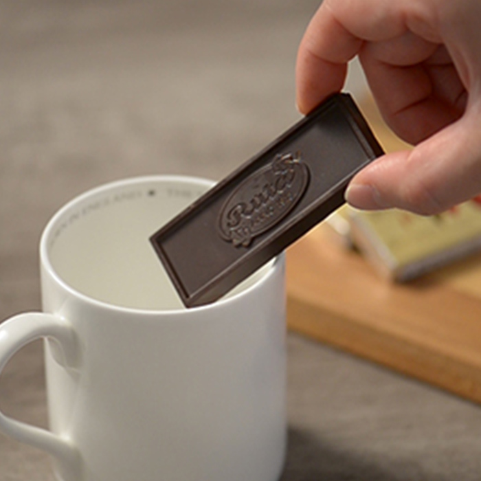 將巧克力放入馬克杯