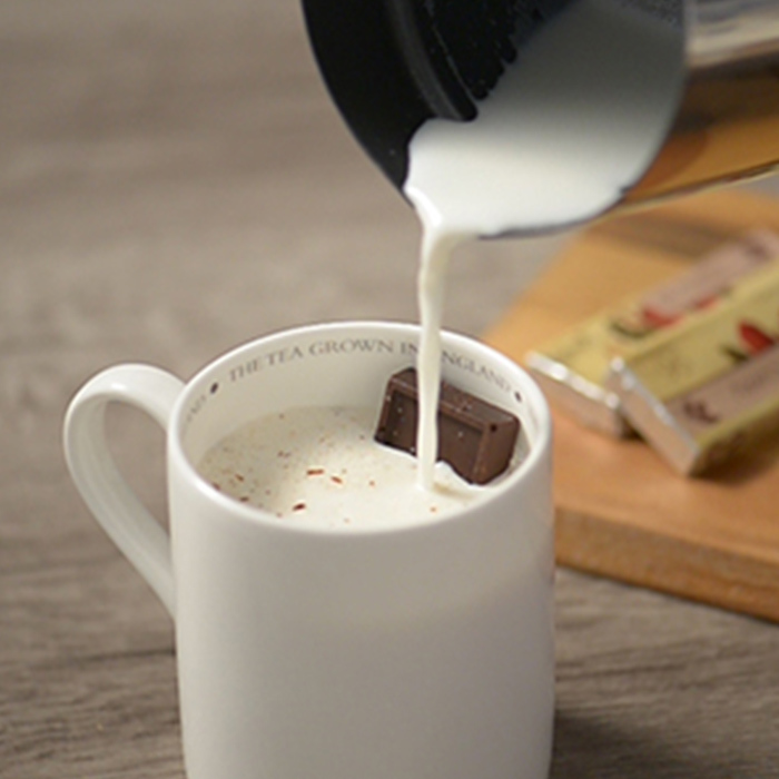 倒入熱牛奶
