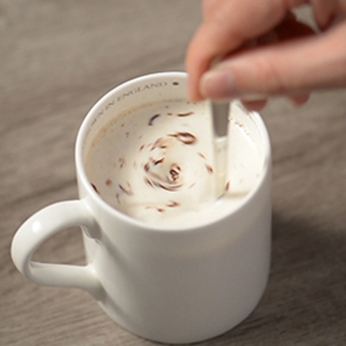 攪拌直到黑巧克力融化