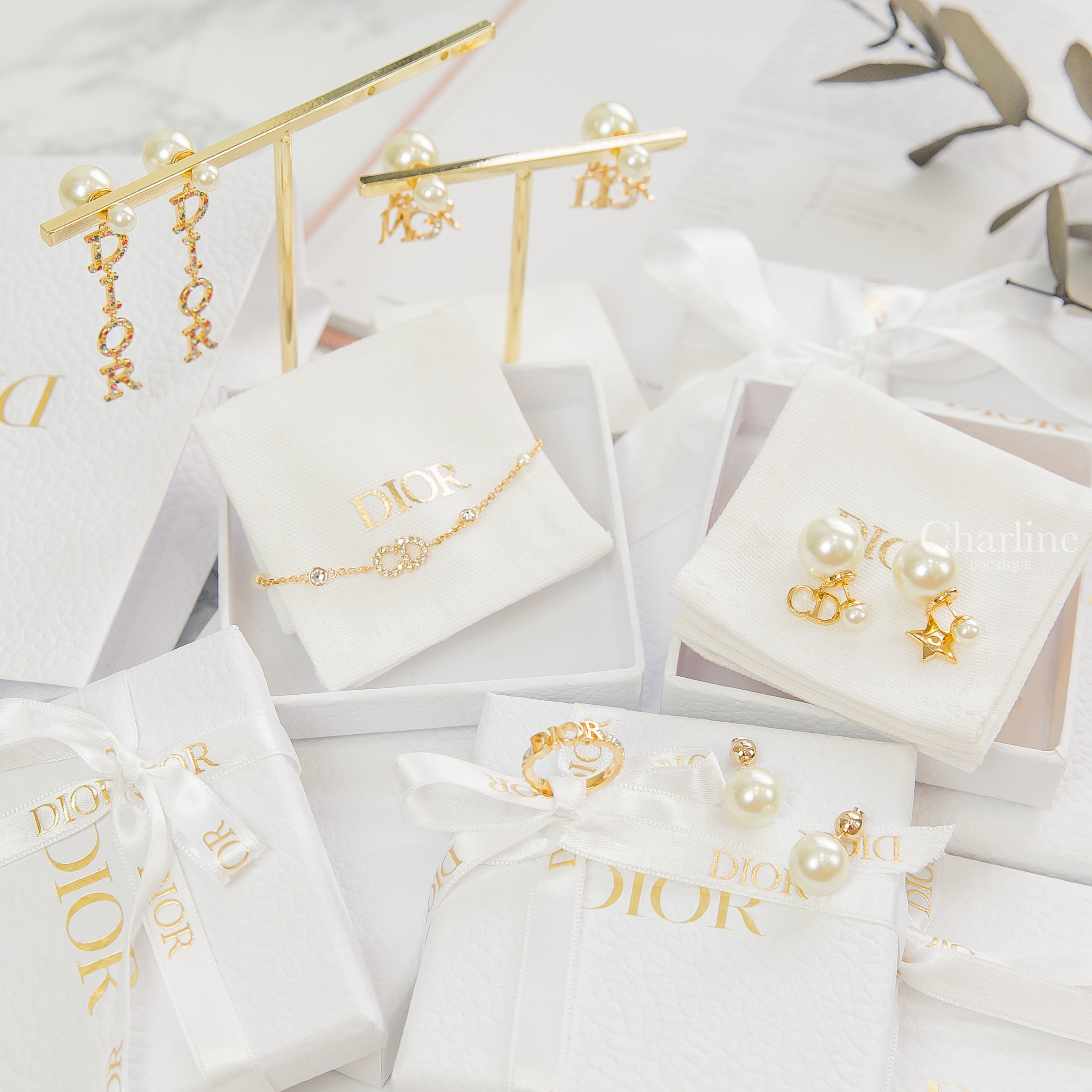 Dior Earrings 白色珍珠字母耳環,白色珍珠CD小珠耳環,珍珠彩色水鑽字母耳環,珍珠金星星CD耳環,Dior Bracelet 金色水鑽CD珍珠手鏈,Dior Ring 金色水鑽戒指-Charline Boutique 精品代購